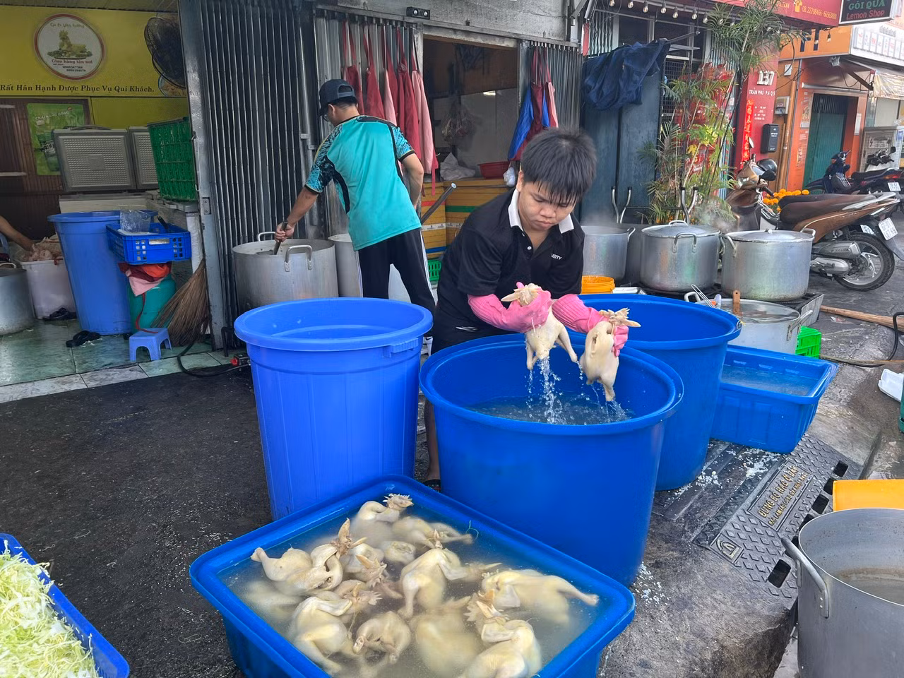 Còn gà thì nhân viên liên tục luộc ngay tại chỗ để kịp bán cho khách. Còn gà thì nhân viên liên tục luộc ngay tại chỗ để kịp bán cho khách.