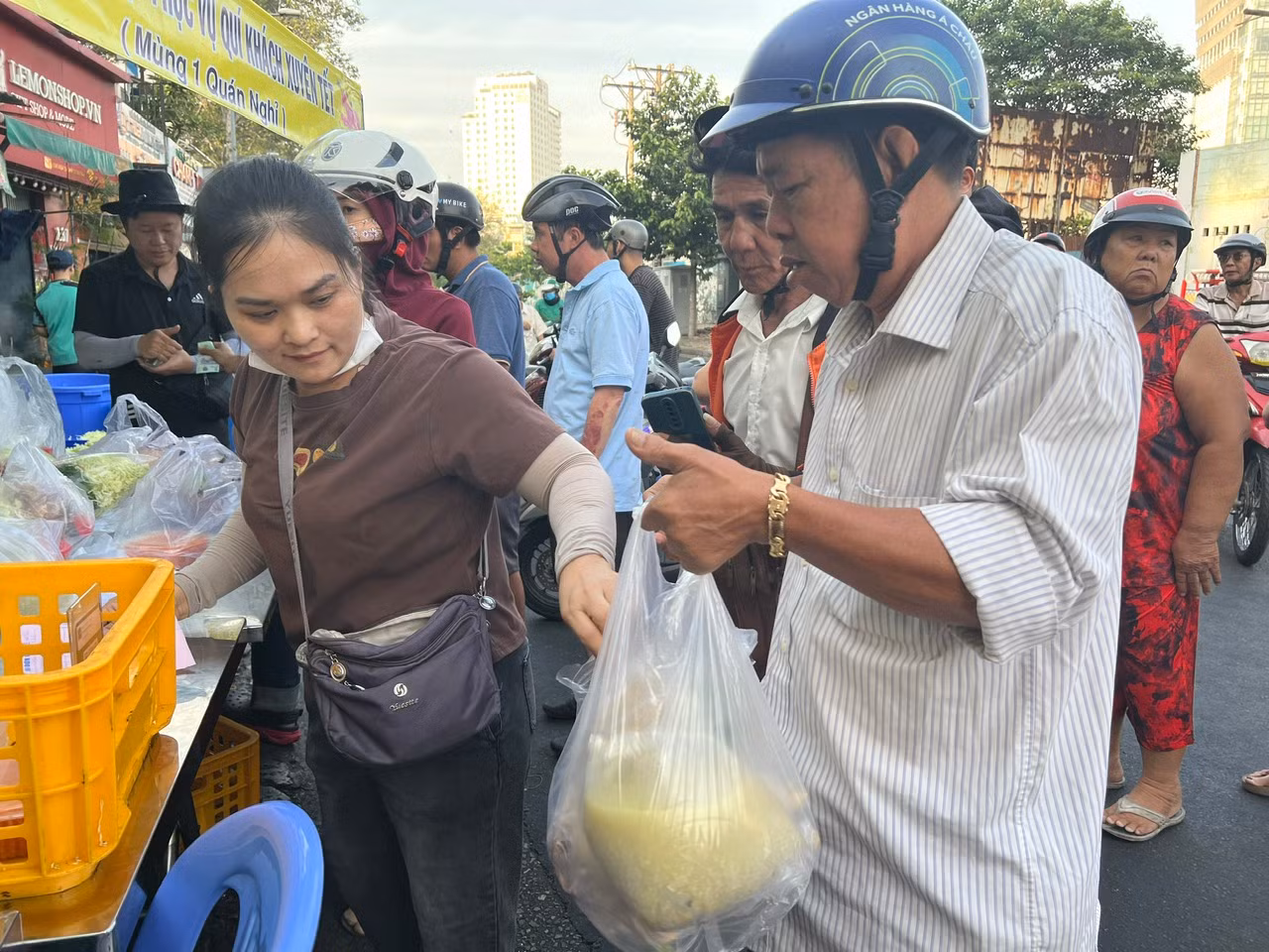 Dẫu vậy, nhiều người đều sẵn sàng chờ đợi vì nói rằng, gà của các tiệm này ngon, chất lượng, giá ngày Tết có nhích hơn chút đỉnh nhưng chấp nhận được. Dẫu vậy, nhiều người đều sẵn sàng chờ đợi vì nói rằng, gà của các tiệm này ngon, chất lượng, giá ngày Tết có nhích hơn chút đỉnh nhưng chấp nhận được.