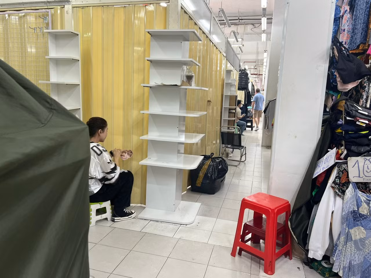 Nhiều quầy hàng "cửa đóng then cài" nhằm né các đợt kiểm tra của cơ quan chức năng