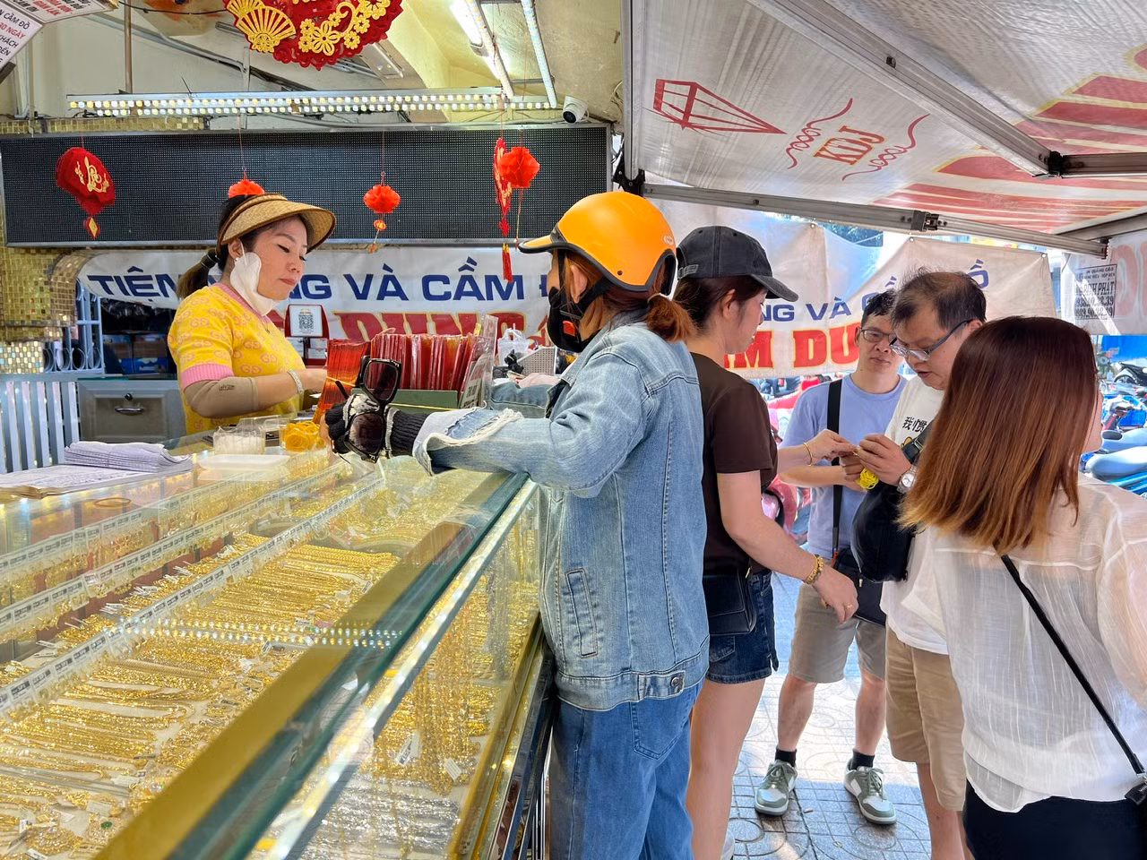Những tiệm vàng uy tín, tiền công rẻ, thu mua vào được giá thường được khách hàng ưa chuộng. Trong dịp này, các tiệm vàng đều tung hầu hết những sản phẩm có trong tiệm, bày trên quầy kệ để khách hàng dễ dàng mua sắm, lựa chọn.