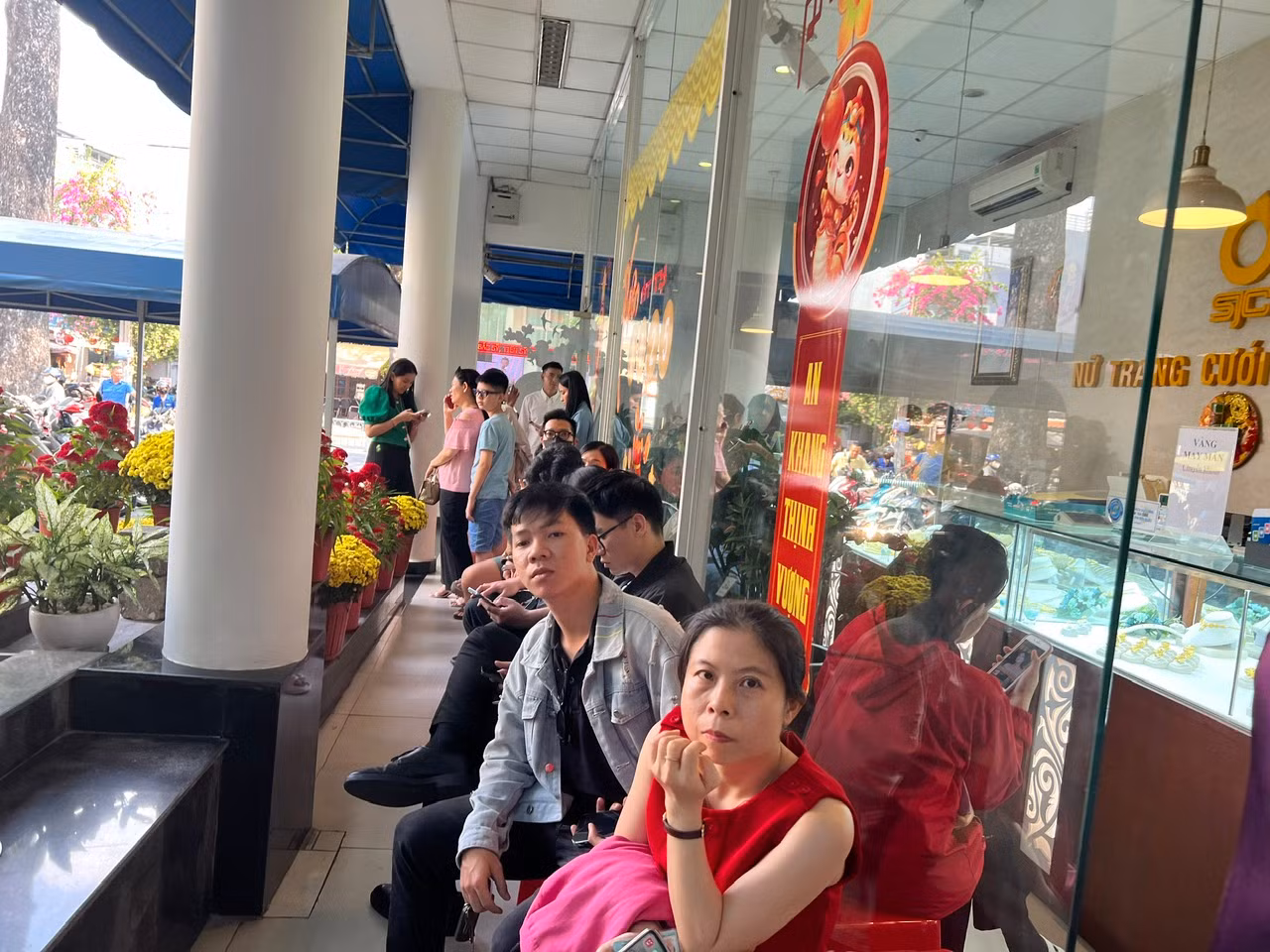 Nhiều người chờ đợi bên ngoài để được vào mua bán vàng tại một nhà vàng lớn trên đường Nguyễn Thị Minh Khai (quận 3).