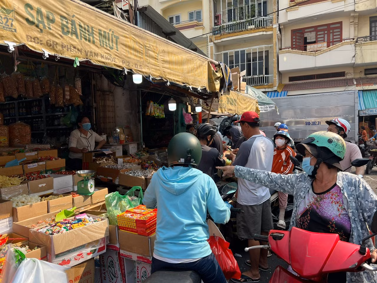 Khách còn được phục vụ... tận xe, chỉ cần chỉ tay là có người mang ra treo lên xe. "Khi đã xong việc ở cơ quan, tôi mới có thời gian đến chợ mua sắm. Mình mua trễ nên cũng lo hàng hóa tăng giá, tuy nhiên giá cả vẫn như bình thường. Dẫu vậy, một số mặt hàng không còn như mứt mãng cầu, bánh chuối nên tôi khá tiếc" - chị Hương Hoa (32 tuổi, ngụ quận 5) chia sẻ.