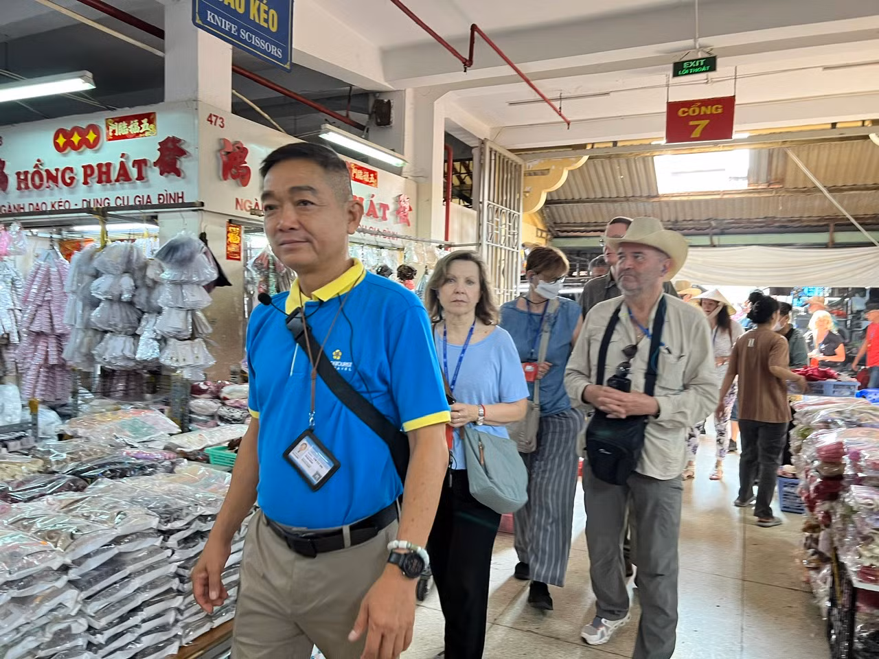 Nhiều tiểu thương tâm sự, dù vắng hay đông khách, lúc nào họ cũng chăm chút, trang trí sạp hàng của mình sao cho bắt mắt nhất, đẹp nhất để tạo nên sức sống cho khu chợ cũng như thu hút khách.