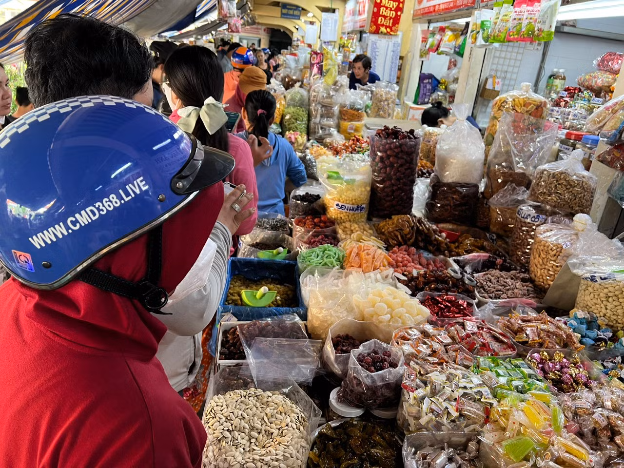 Các loại bánh kẹo ở chợ hiện giá dao động từ 70.000 đồng - 120.000 đồng/kg tùy loại; mứt bí, khoai dao động 110.000 đồng/kg; mứt dừa dứa 220.000 đồng/kg; nho khô 80.000 đồng/kg…