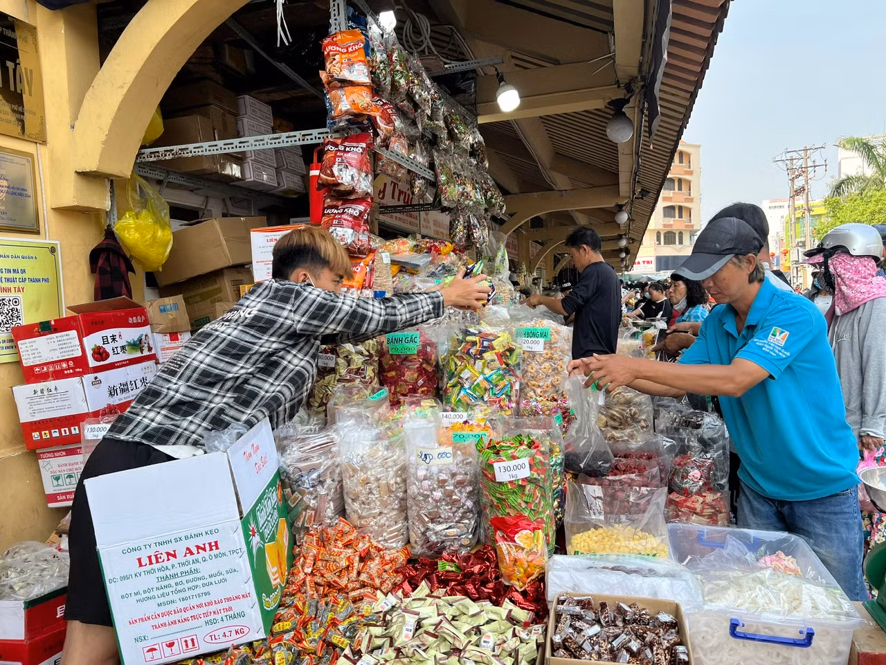 Các quầy hàng phía ngoài chợ còn thuê thêm nhân viên để phục vụ khách. "Hàng hóa bài trí đẹp mắt, có thương hiệu, niêm yết giá rõ ràng, vui vẻ với khách... là "điểm cộng" để cửa hàng của chúng tôi luôn được khách ủng hộ" - một tiểu thương chia sẻ bí quyết giữ chân các "thượng đế".