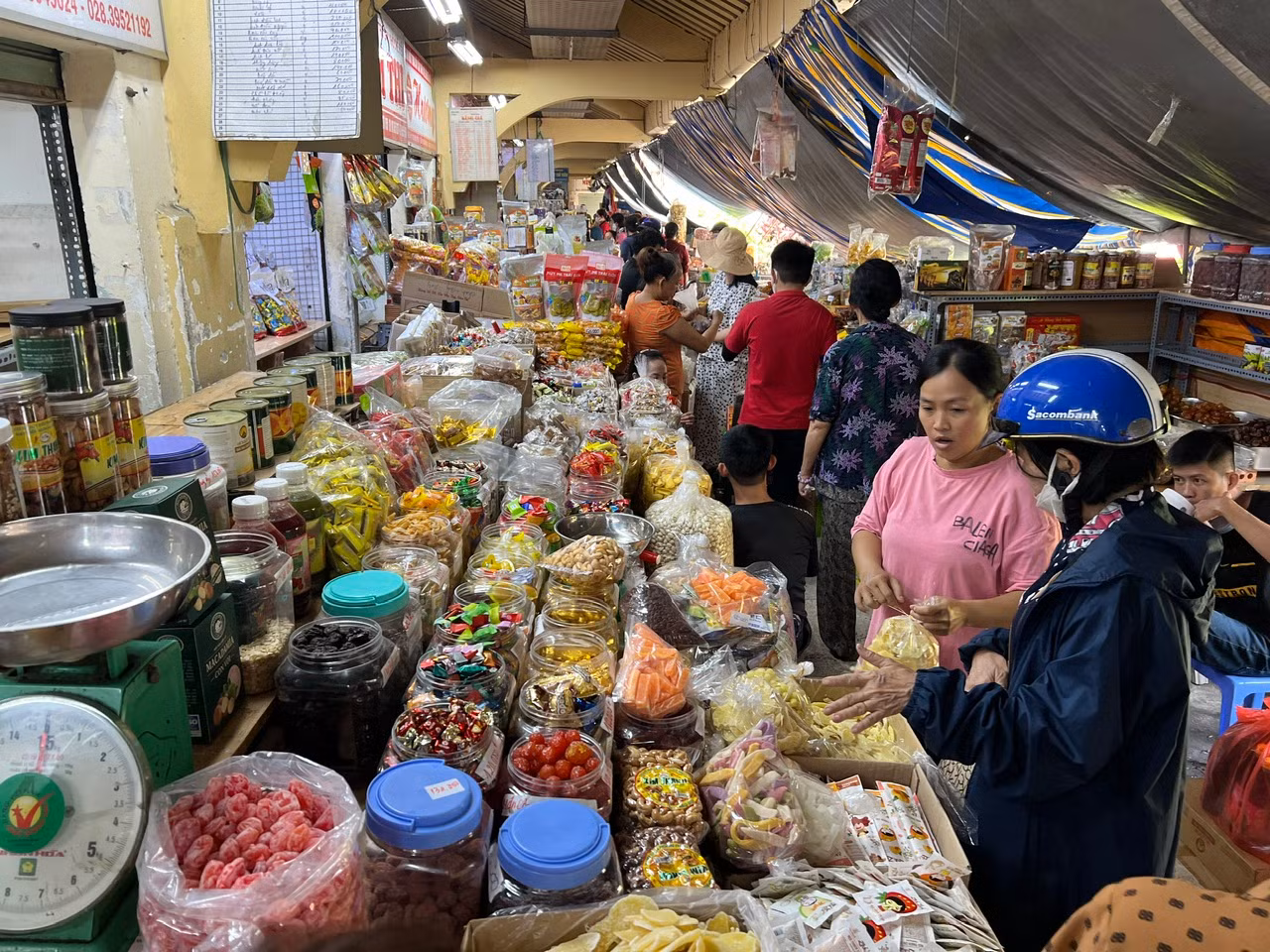 Bà Ứng Thị Liên, trưởng ngành hàng bánh kẹo, trái cây chế biến chợ Bình Tây nói, hiện không còn hàng để bán cho khách sỉ mua số lượng lớn. Riêng đối với khách mua lẻ thì vẫn đáp ứng đủ nhu cầu. "Sức mua đã tăng vài ngày qua, không khí mua bán nhộn nhịp hơn nên tiểu thương chợ rất phấn khởi. Dù nhu cầu khách mua tăng nhưng giá cả vẫn ổn định như ngày thường" - bà Liên nói.