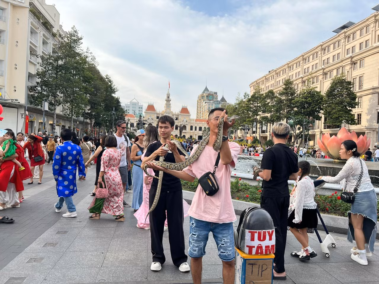 Họ mưu sinh bằng đủ nghề, khách đi qua ai muốn cho bao nhiều thì cho, tùy lòng hảo tâm của mỗi người.