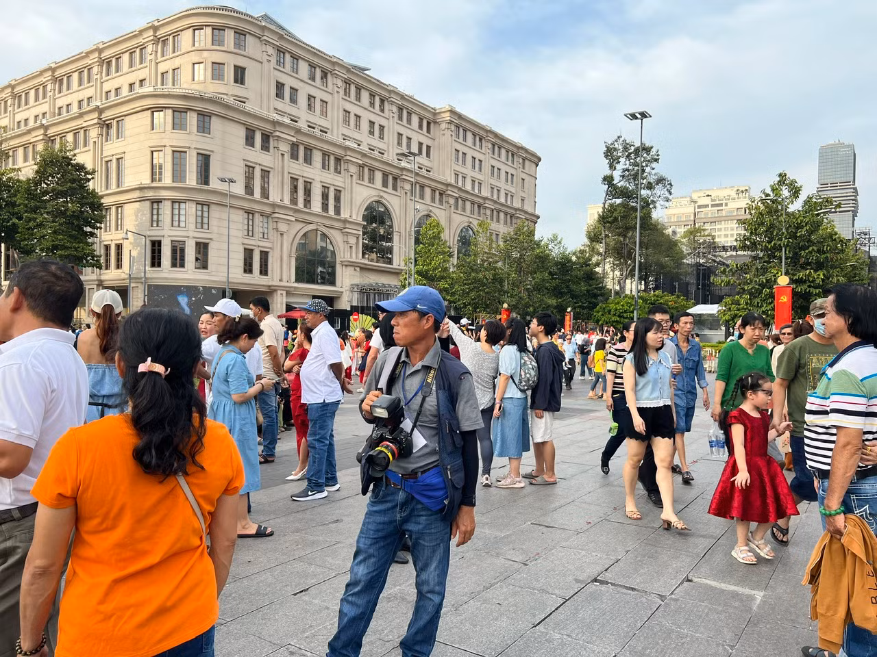 Thợ chụp ảnh dạo ế khách vì bây giờ ai cũng có điện thoại xịn để tự chụp hình cho nhau