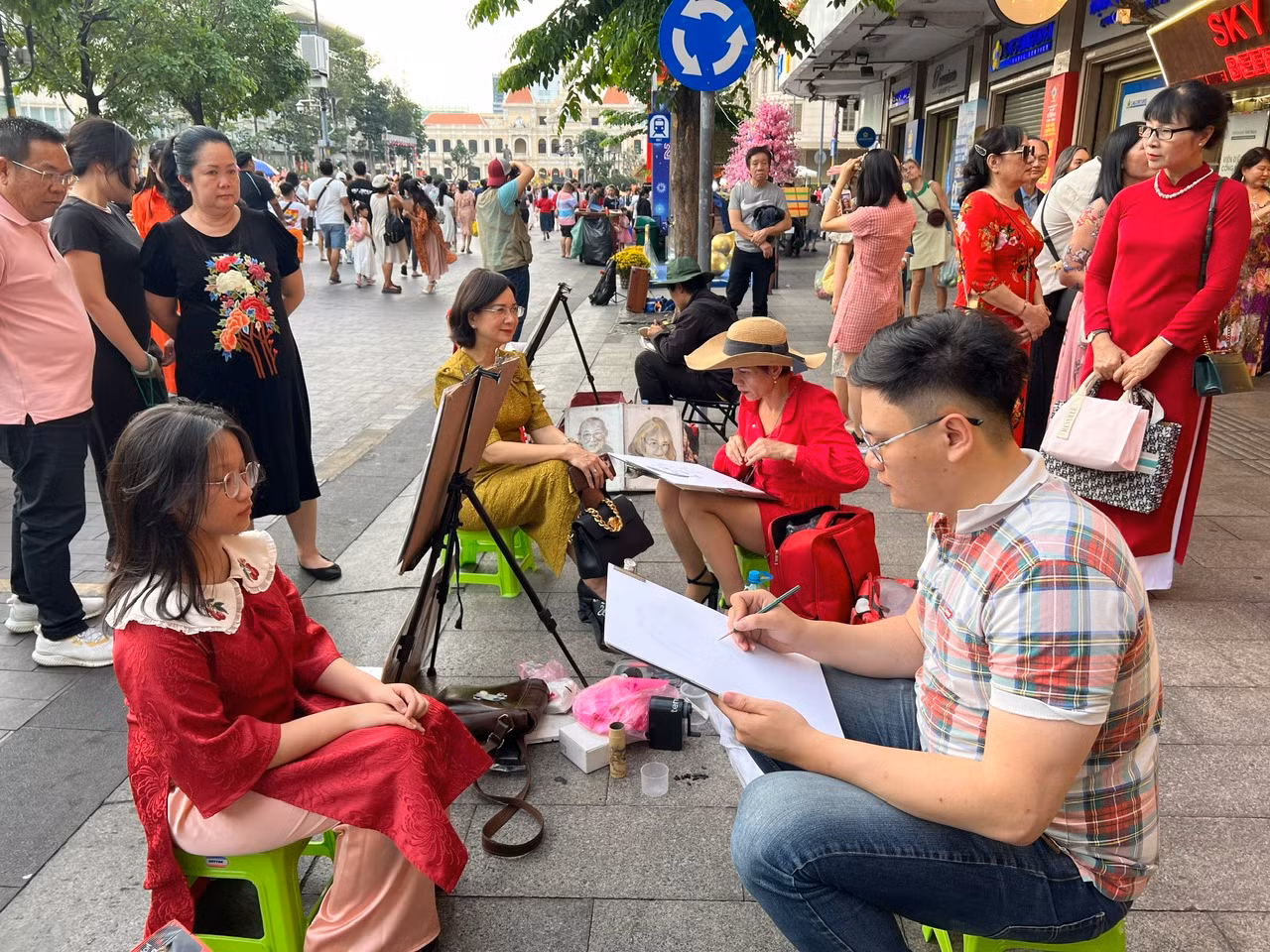 Một gian hàng vẽ chân dung bằng chì đắt khách.