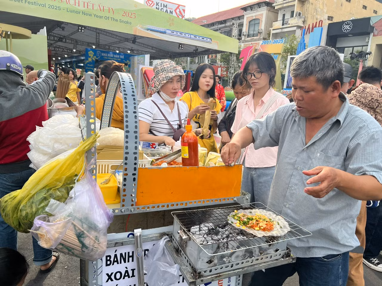 Nhiều người chấp nhận đón Tết xa quê để mưu sinh kiếm thêm thu nhập