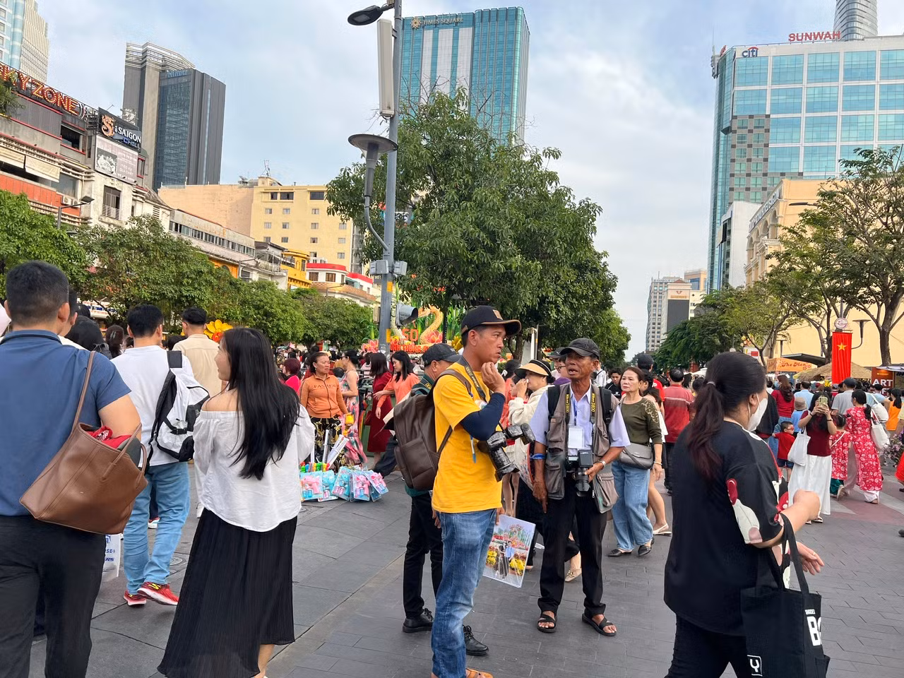 Thợ chụp ảnh dạo ế khách vì bây giờ ai cũng có điện thoại xịn để tự chụp hình cho nhau