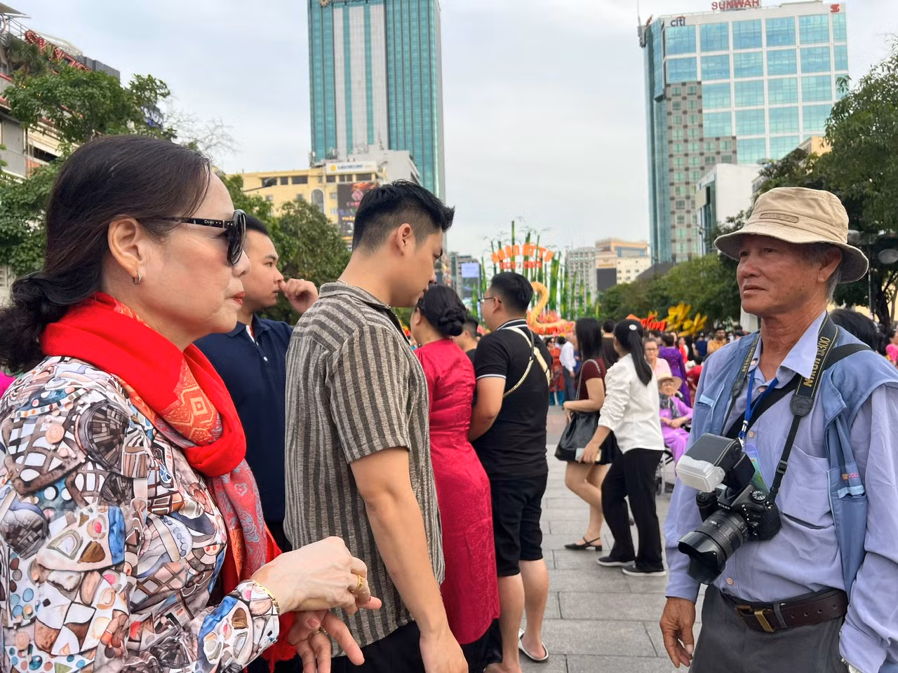 Ông Ngọt quê An Giang, cứ mỗi dịp Tết lại lên TPHCM để làm nghề chụp ảnh dạo đến nay đã ngót nghét 30 năm