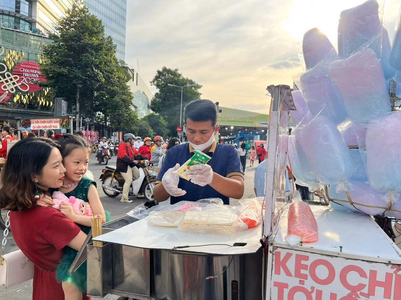 Xe kẹo chỉ tuổi thơ, kẹo bông được khách hàng mua để thưởng thức, cũng vừa để tạo dáng chụp ảnh