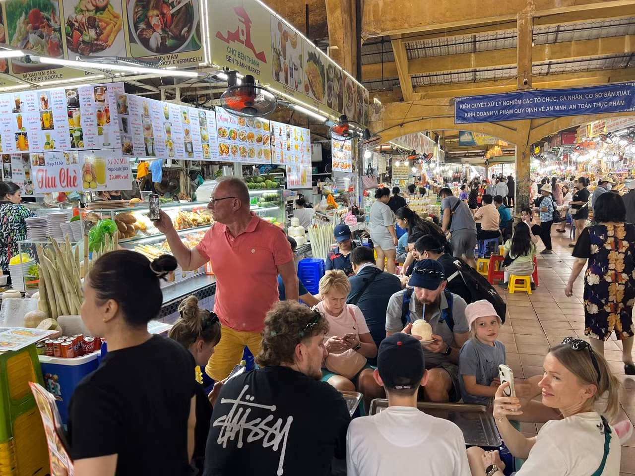 Khách nước ngoài thưởng thức ẩm thực tại chợ Bến Thành (quận 1, TPHCM).
