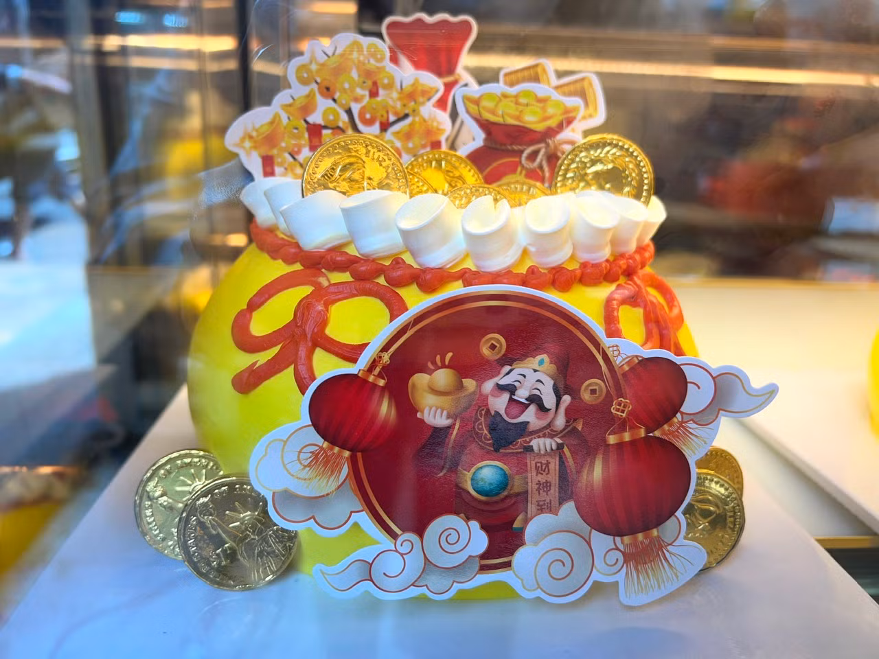 Theo thợ làm bánh, để làm được bánh Thần Tài đẹp, có hồn đòi hỏi người thợ phải có tay nghề vững, cũng như có khiếu sáng tạo để tạo hình những chiếc bánh đẹp mắt. "Bánh Thần Tài có giá từ 200.000 - 220.000 đồng/cái. Hiện bánh này đang được rất nhiều khách hàng đặt trước" - nhân viên một tiệm bánh kem trên đường Trần Quý (quận 11) cho biết. Theo thợ làm bánh, để làm được bánh Thần Tài đẹp, có hồn đòi hỏi người thợ phải có tay nghề vững, cũng như có khiếu sáng tạo để tạo hình những chiếc bánh đẹp mắt. "Bánh Thần Tài có giá từ 200.000 - 220.000 đồng/cái. Hiện bánh này đang được rất nhiều khách hàng đặt trước" - nhân viên một tiệm bánh kem trên đường Trần Quý (quận 11) cho biết.