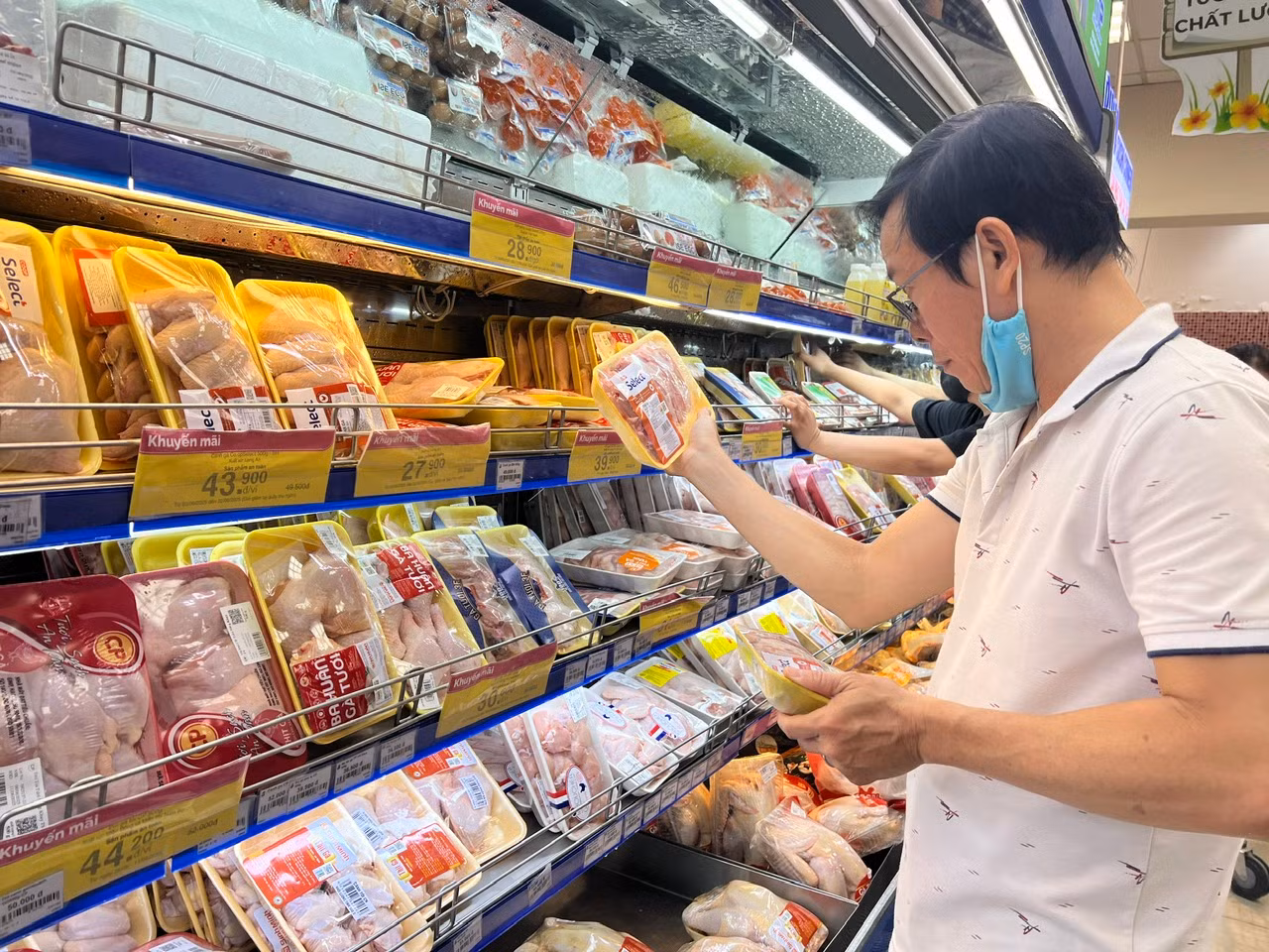 Người tiêu dùng soi kỹ thực phẩm tại siêu thị