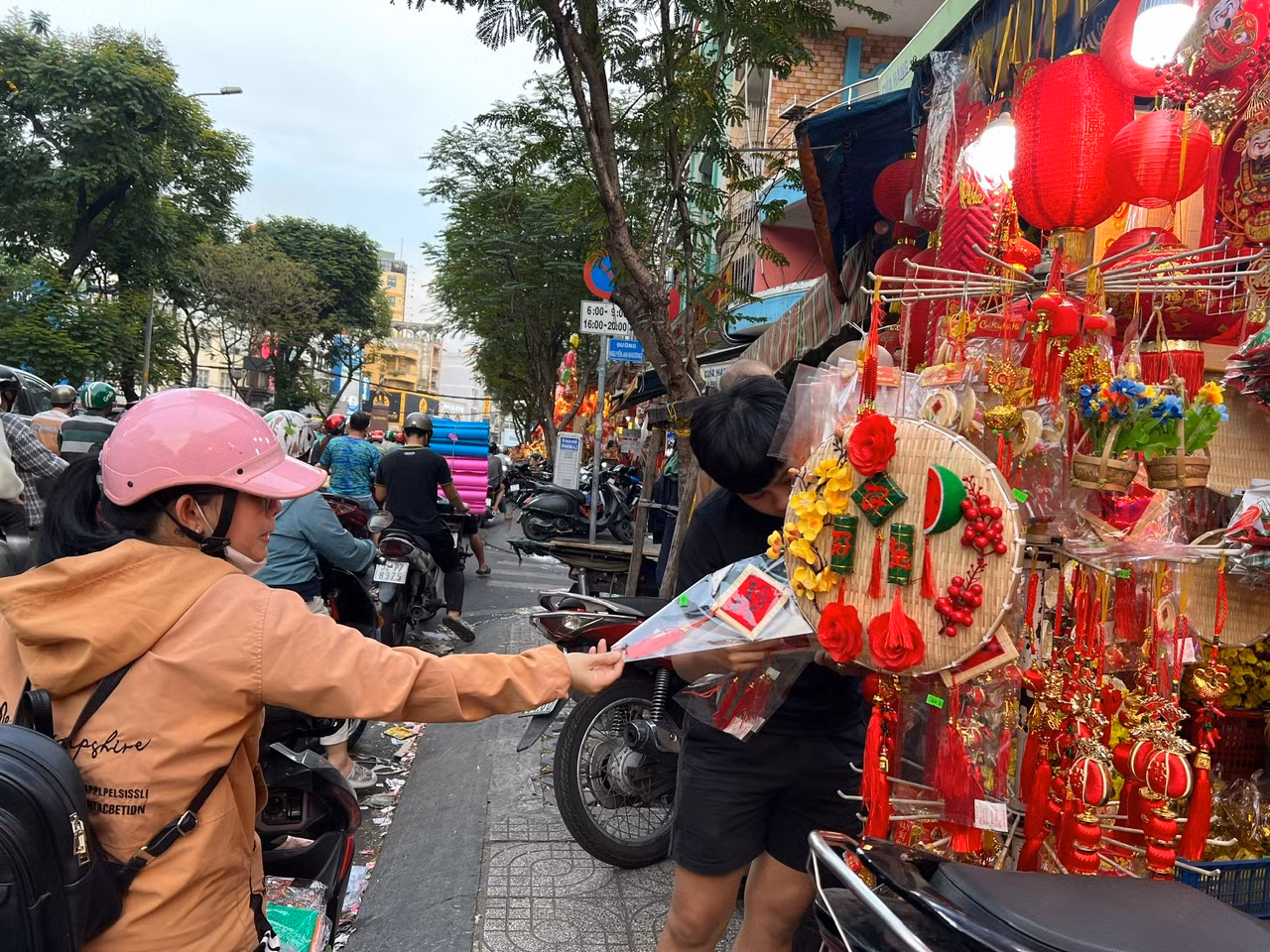 Khách được phục vụ tận xe. Nhiều người cho biết chọn mua đồ trang trí Tết sớm để có thể thoải mái lựa chọn mà không phải chen lấn, giá cả lại rẻ hơn so với mua cận ngày.