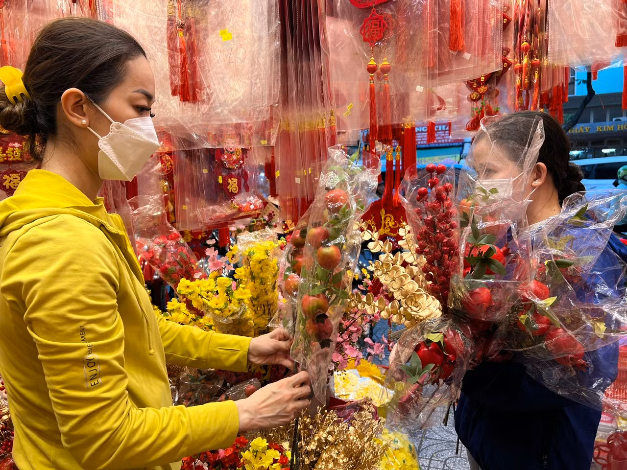 Các loại trái cây, hoa giả được làm tinh xảo, đẹp mắt...