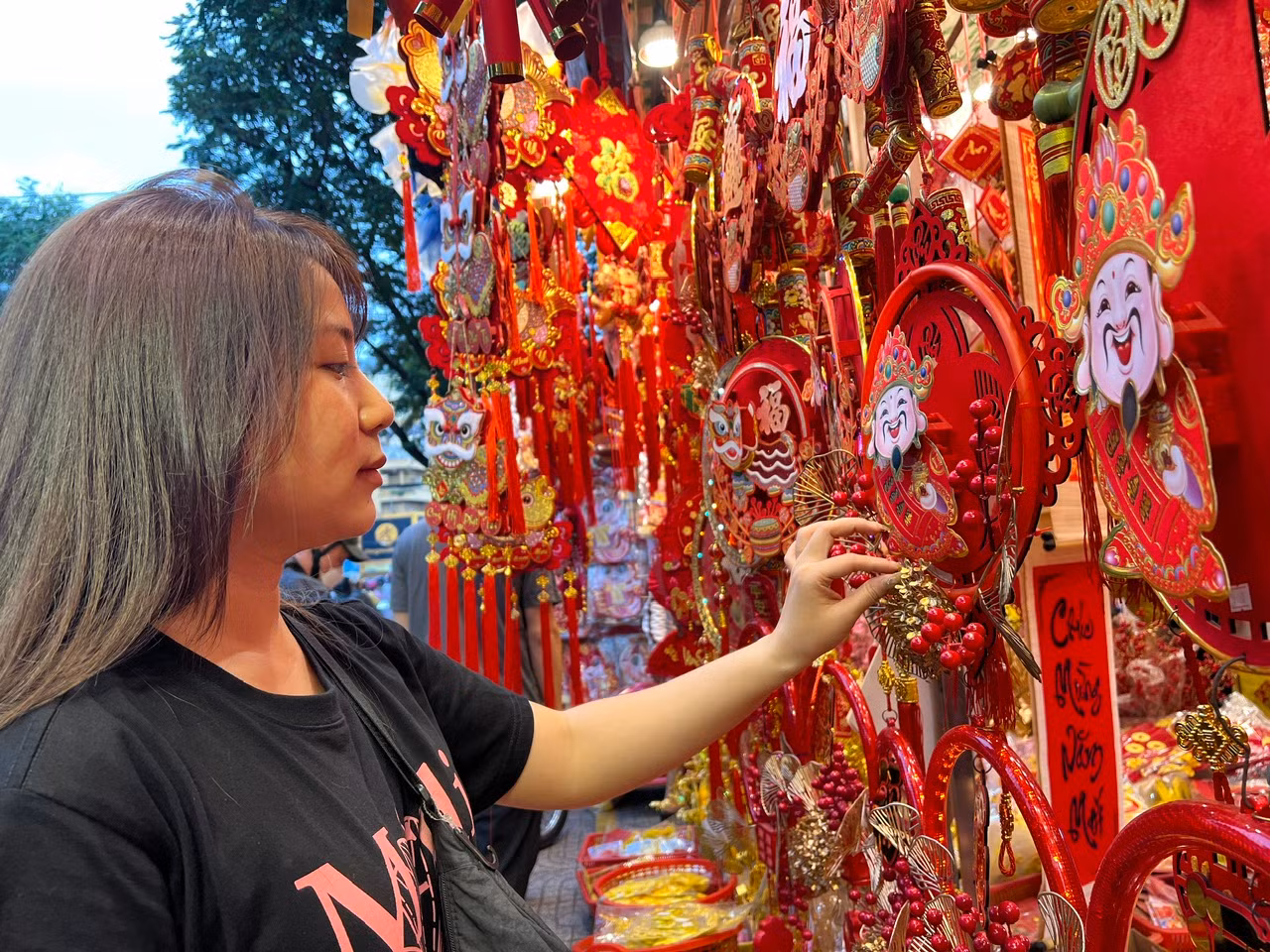 Tranh treo có hình Thần tài biết cử động được nhiều khách hàng chọn lựa với hy vọng mang lại nhiều may mắn, bình an và sức khỏe cả năm. Sản phẩm có cả Việt Nam và Trung Quốc để khách thoải mái lựa chọn.