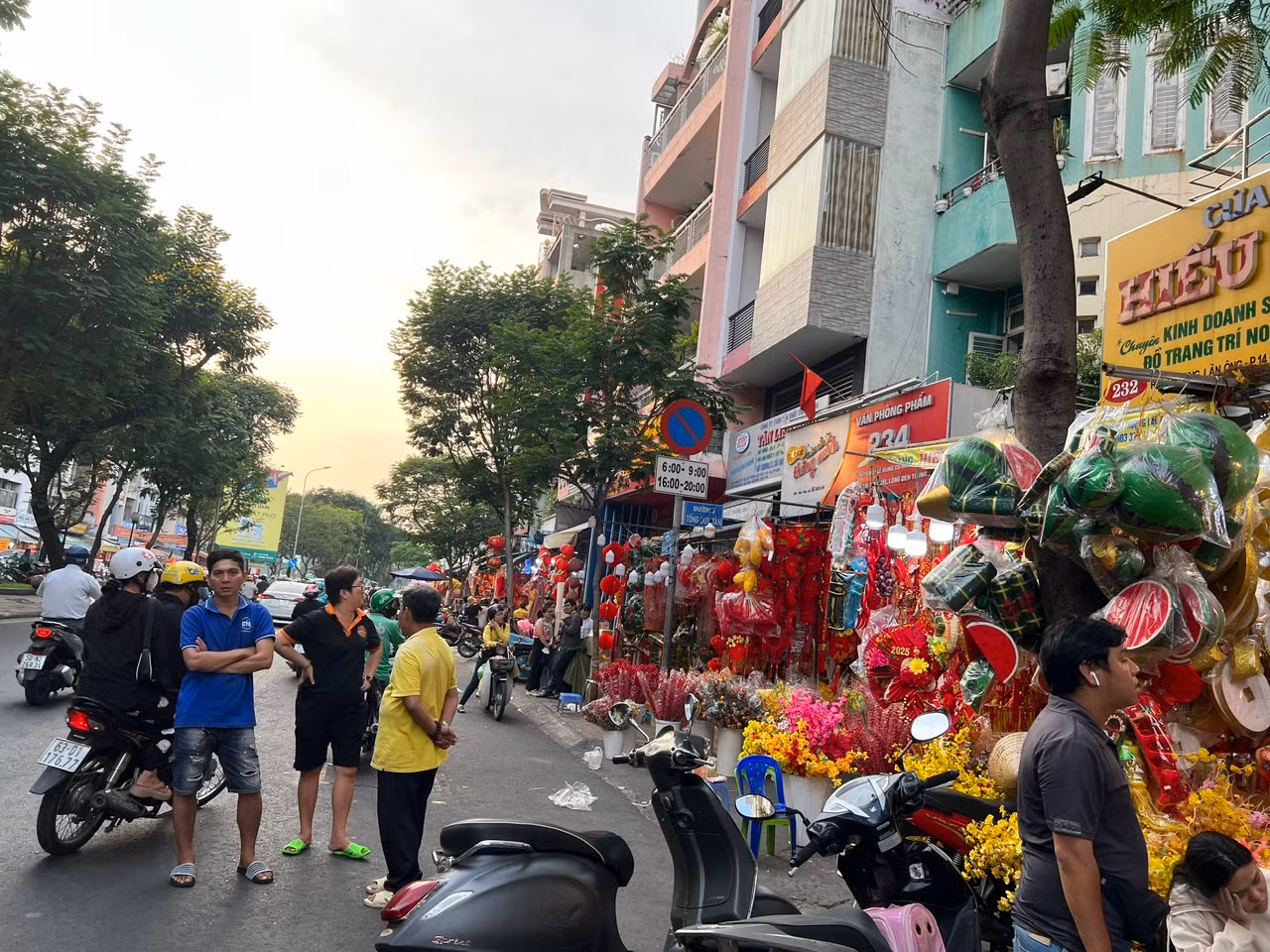 Nhân viên các cửa hàng trang trí đứng hẳn ra giữa đường để chào mời khách.