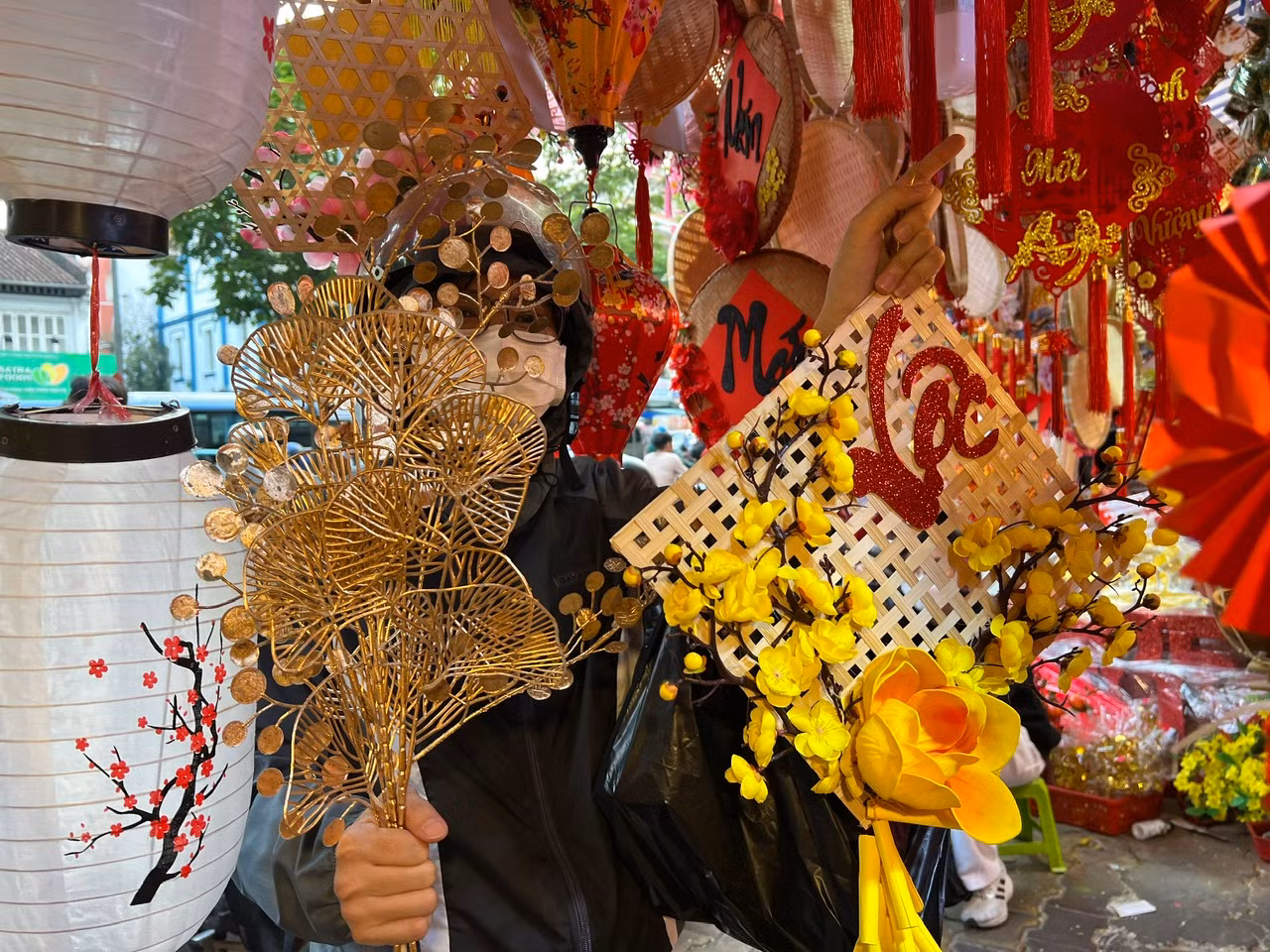 Một nữ khách hàng đã chọn được nhiều sản phẩm để trang trí tại công ty. Cô gái trẻ cho hay, các sản phẩm đều được làm rất đẹp, giá cả phải chăng. Đặc biệt tiểu thương tư vấn rất nhiệt tình...