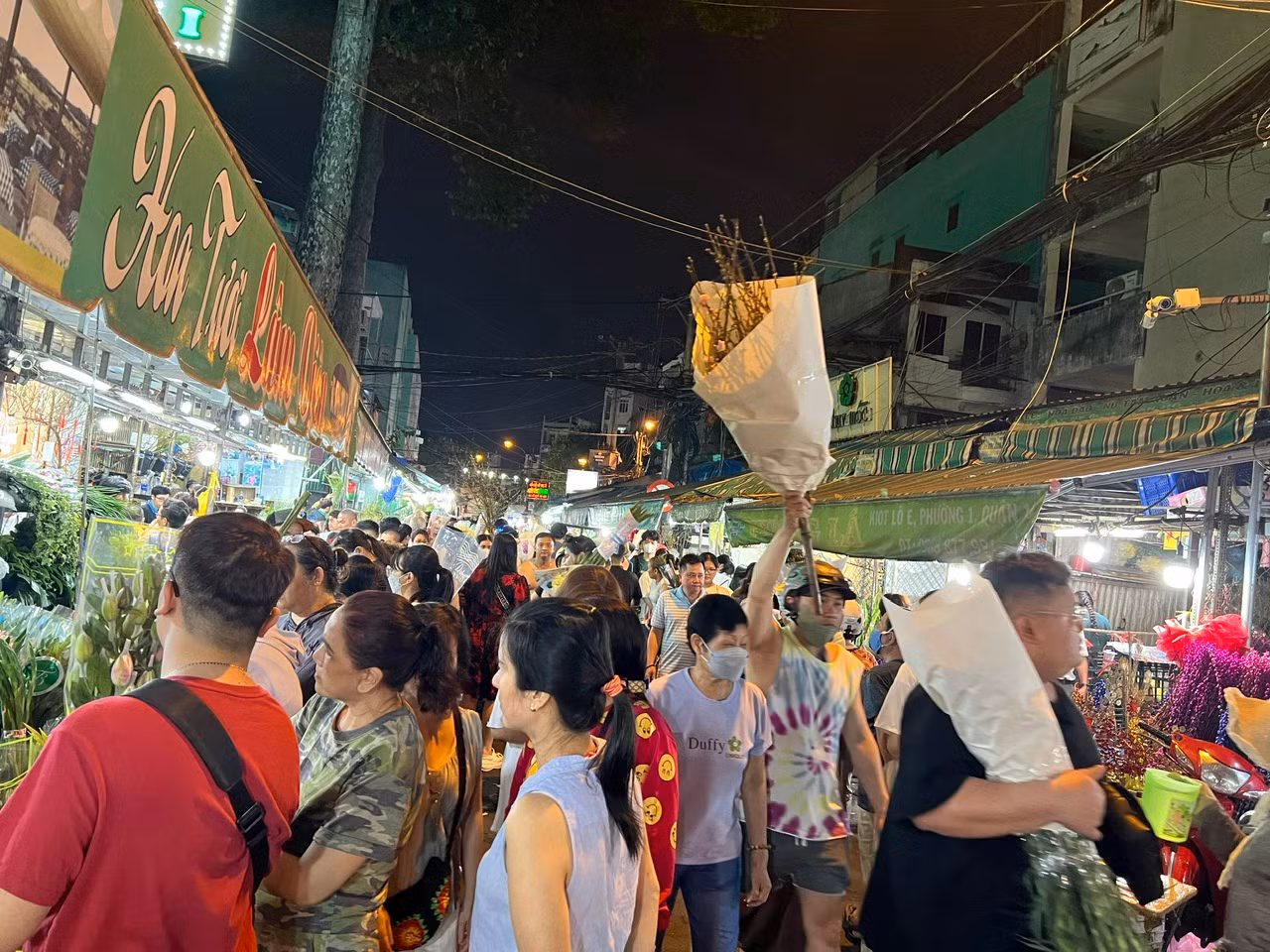 Rạng sáng, chợ hoa Hồ Thị Kỷ vẫn còn khá đông người đến mua sắm