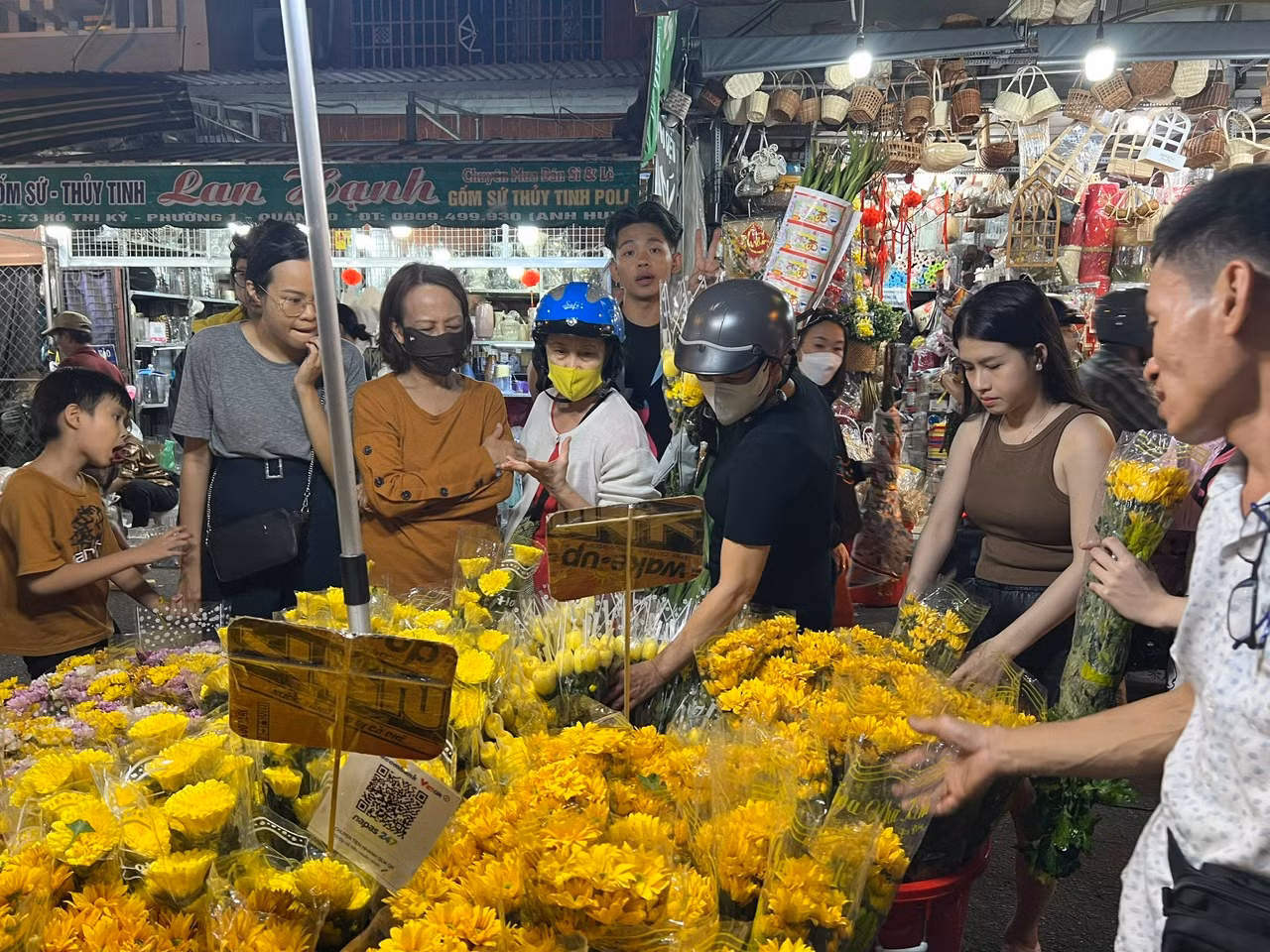 Cúc mai cam có cánh hoa to với màu vàng rực rỡ thu hút khách, đặc biệt giá rất mềm, chỉ 20.000 đồng/ bó. "Mua 5 bó chỉ 100.000 đồng, quá rẻ" - chị Hân Nhiên (ngụ quận 10) vui vẻ nói.