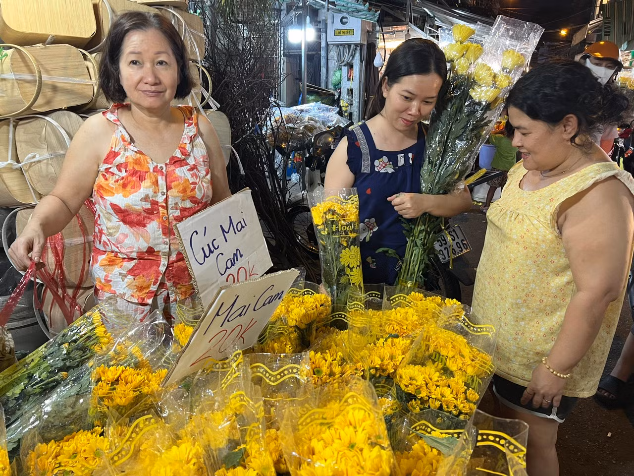 Khách hàng vui mừng khi mua được hoa đẹp, giá cực mềm
