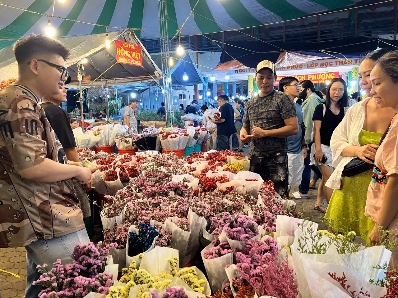 Các loại hoa khác như cúc mai cam, thanh liễu, tuyết mai... có giá từ 20.000 - 120.000 đồng/bó. Có khách mua 4-5 bó về chưng khắp nhà đón Tết.