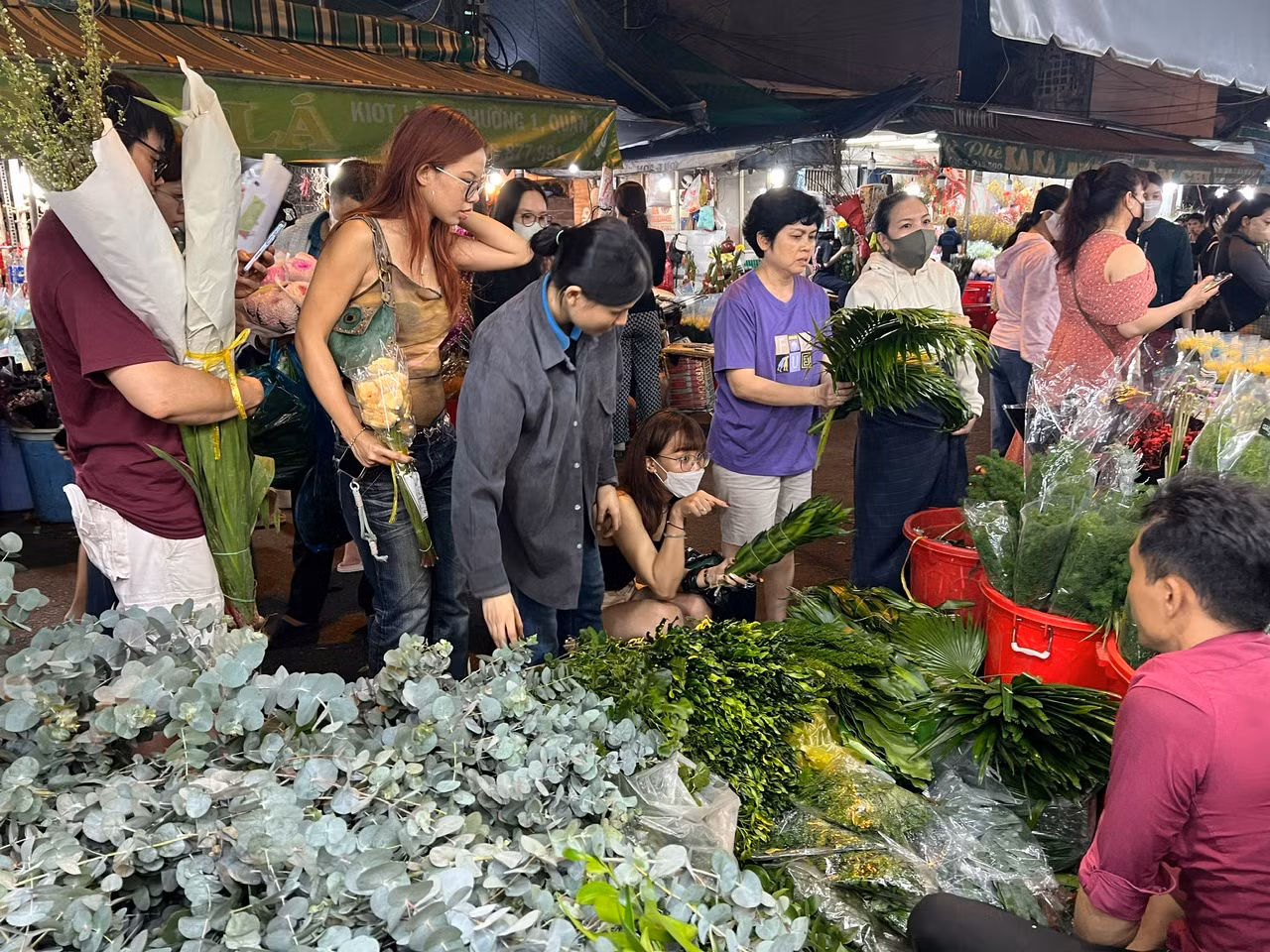 Không chỉ mua hoa, khách hàng còn mua lá để tự cắm bình hoa theo sở thích của mình.