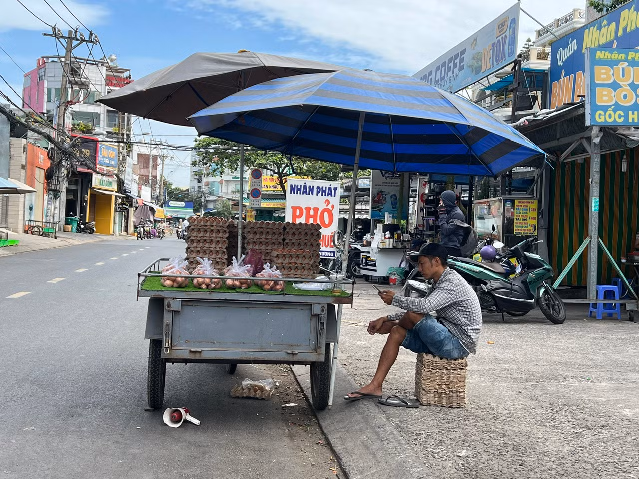 Trứng gà được cho vào bịch, 30 trứng có giá 45.000 đồng. Trứng giá rẻ đa số là trứng cũ, tồn kho dịp Tết nay được bán xổ. Vì vậy người mua cần sử dụng trong thời gian ngắn để tránh hư hỏng.
