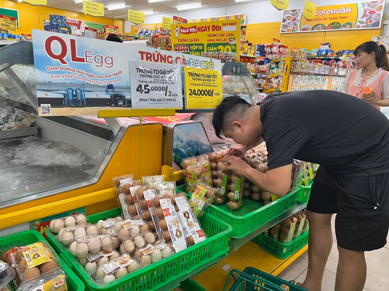 Trứng gà giảm giá bán tại siêu thị