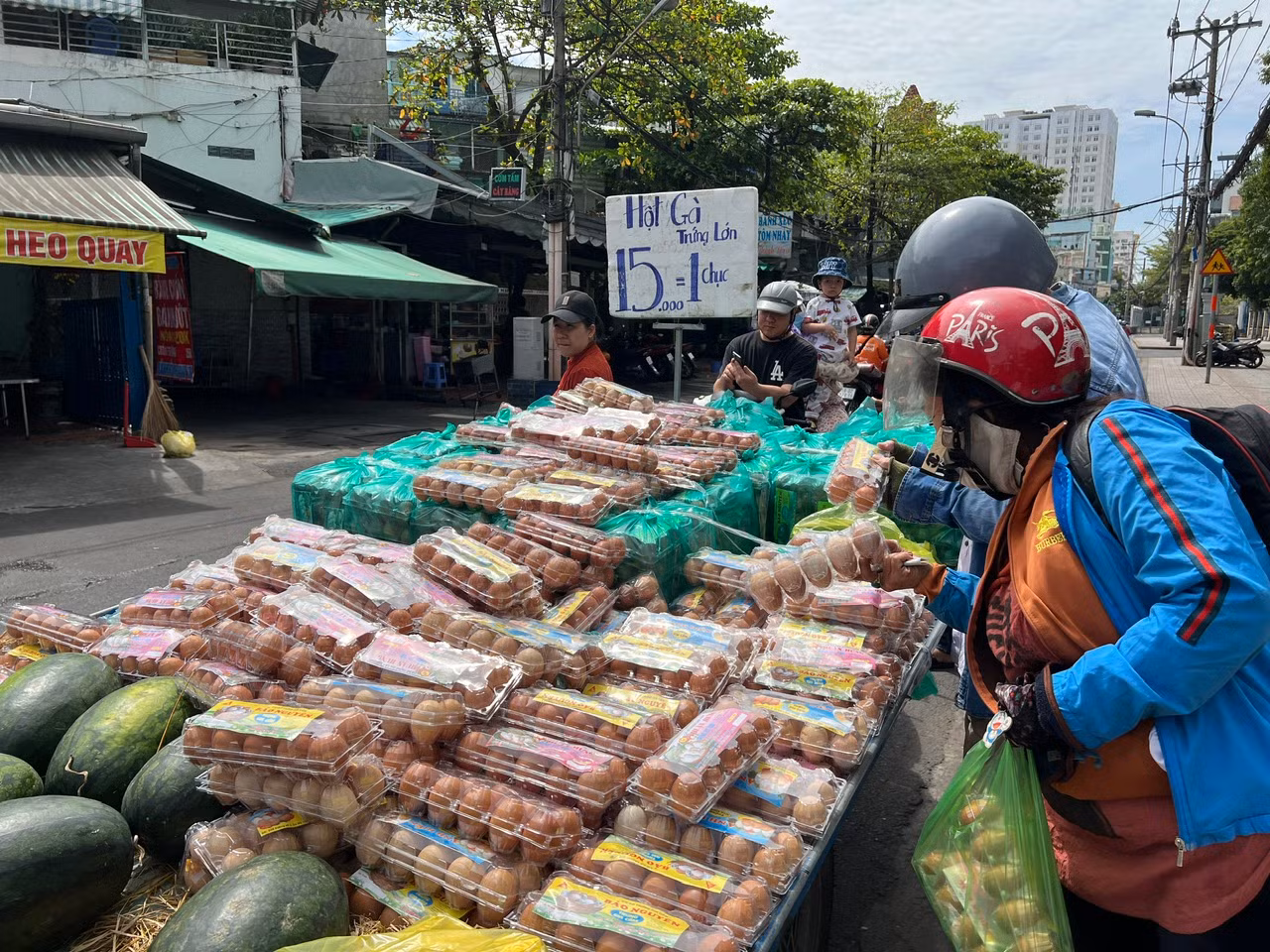 Trứng gà giá rẻ thu hút người đi đường mua số lượng lớn, từ 20 - 30 trứng/người.