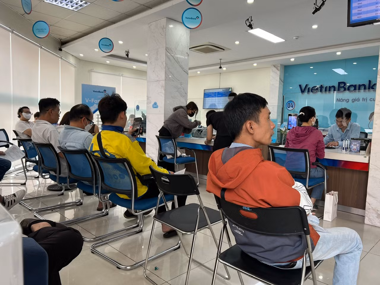 Tuy nhiên, các ngân hàng cũng khuyến cáo, trước khi thực hiện giao dịch, khách hàng cần kiểm tra kỹ thông tin tài khoản người nhận để tránh chuyển nhầm tiền; luôn bảo mật thông tin cá nhân và mật khẩu khi giao dịch trực tuyến, tránh truy cập vào các đường link lạ hoặc cung cấp thông tin cho người khác; không chia sẻ thông tin cá nhân và mật khẩu với bất kỳ ai, kể cả người thân.