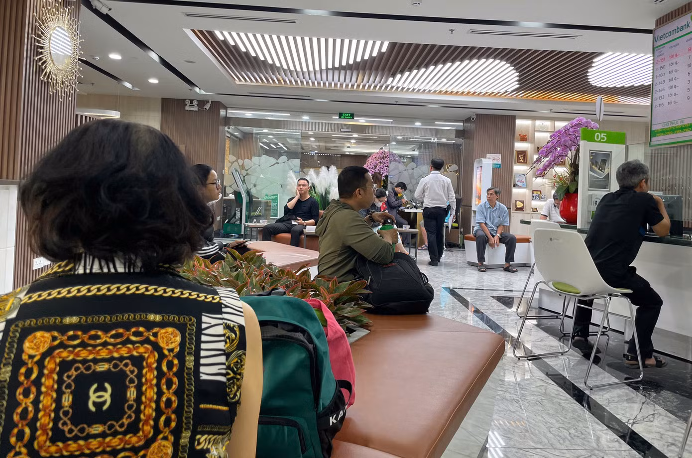 Tại ngân hàng Vietcombank, lượng khách chờ đợi giao dịch cũng rất đông. Theo các ngân hàng, để đáp ứng nhu cầu của khách hàng, các tổ chức tín dụng đã và đang triển khai nhiều kênh giao dịch trực tuyến và tự động khác nhau. Cụ thể, các giao dịch như chuyển khoản, thanh toán hóa đơn, kiểm tra số dư... đều có thể thực hiện qua internet banking, mobile banking hoặc tại các máy ATM. Khách hàng cũng có thể sử dụng thẻ ngân hàng để thanh toán tại các cửa hàng, siêu thị, nhà hàng... chấp nhận thanh toán thẻ.