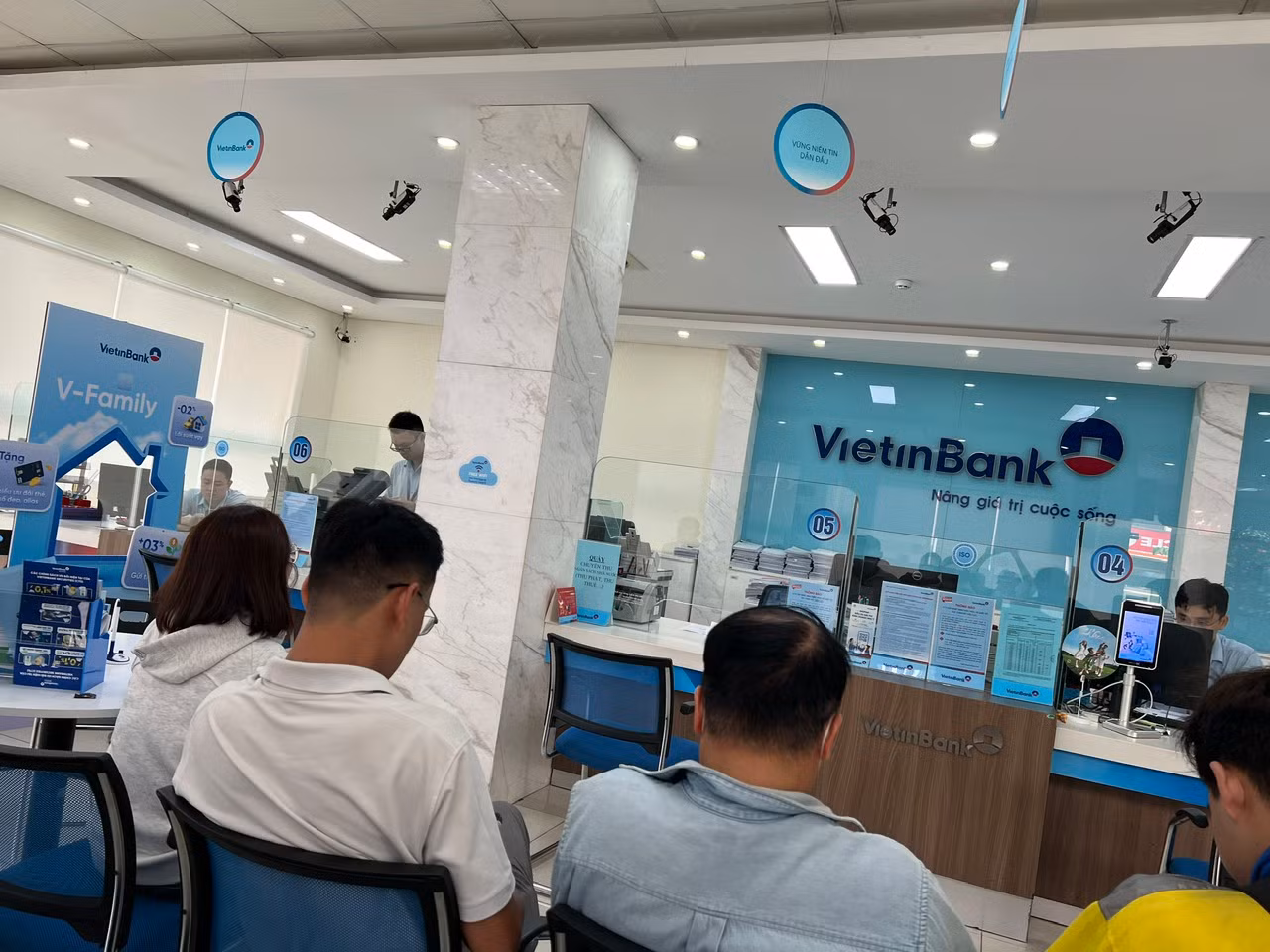 Nhiều người kiên nhẫn ngồi chờ cả buổi sáng mới đến lượt giao dịch tại ngân hàng trong ngày cuối cùng của năm cũ 2024. Trong đó, phần lớn khách đến để rút tiền mặt dùng trong những ngày Tết.
