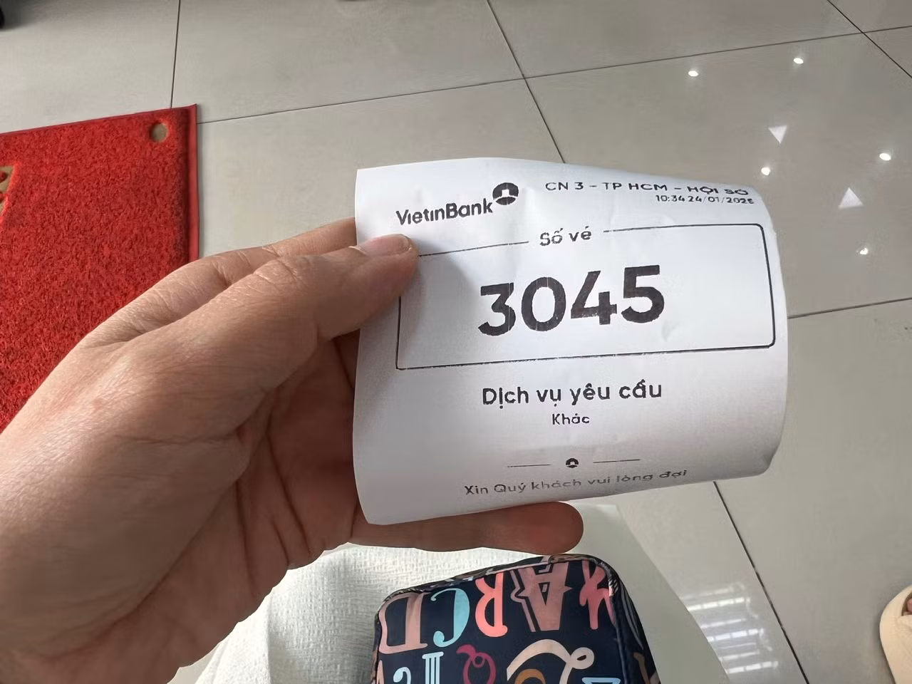 Chờ đợi khá lâu, chị Vy quyết định sẽ quay lại vào đầu giờ chiều. Nhân viên ngân hàng cho biết, do ngày cuối ngân hàng làm việc trước khi nghỉ Tết Nguyên đán 2025 nên lượng khách đến rất đông. Nhân viên này cũng khuyên chị Vy nên đến sớm vì khoảng 15h30 ngân hàng sẽ ngừng đón khách mới.