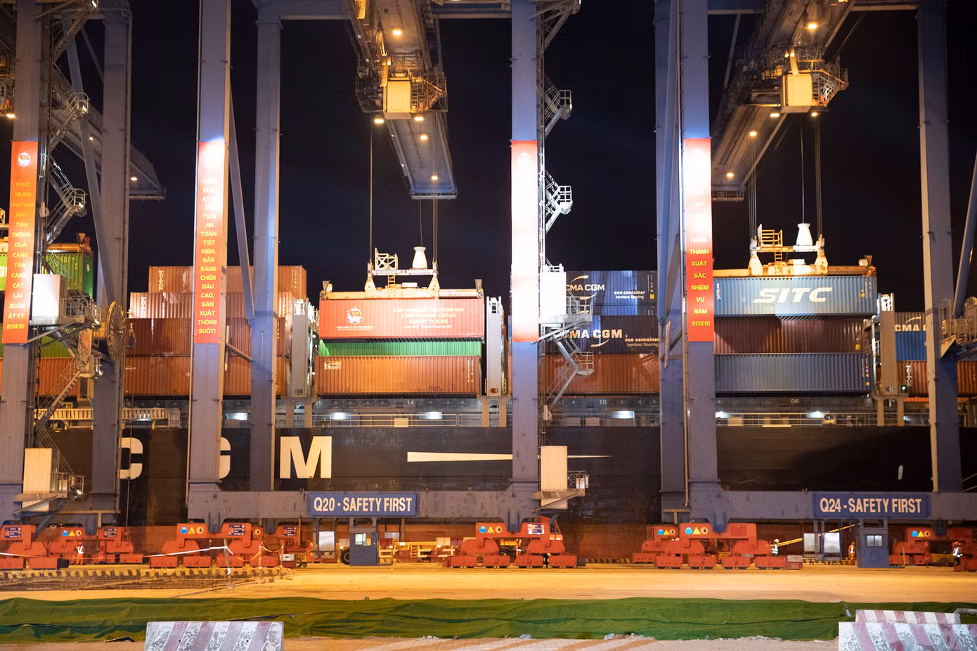 Container đầu tiên sau phát lệnh làm hàng được xếp lên Tàu CNC CHEETAH.