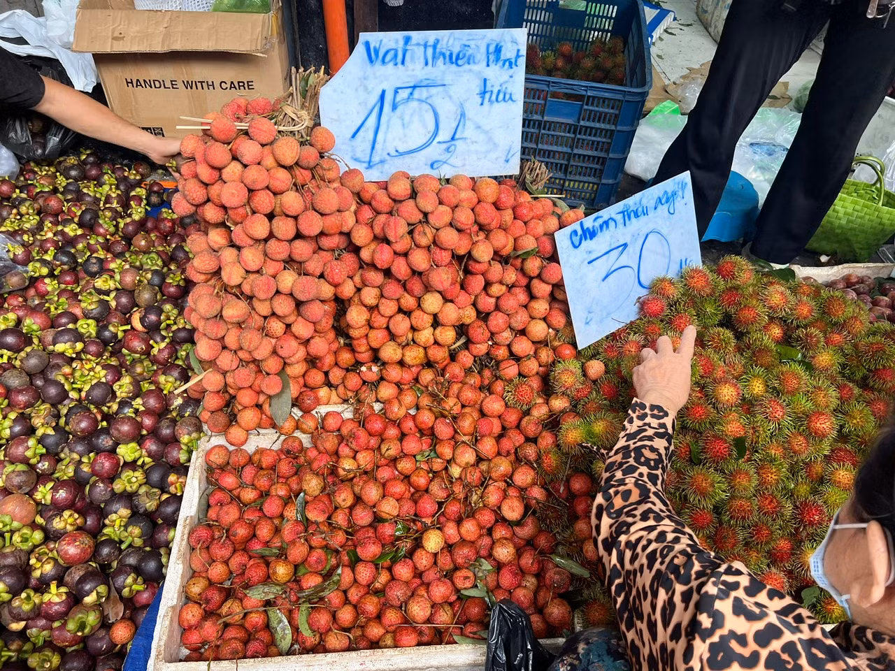 Đa số, vải thiểu bán tại các chợ trung tâm có giá nhỉnh hơn đôi chút nhưng cũng chỉ tầm 30.000 đồng/kg, còn tại chợ vùng ven ở TPHCM thì đại hạ giá, chỉ 15.000 - 20.000 đồng/kg