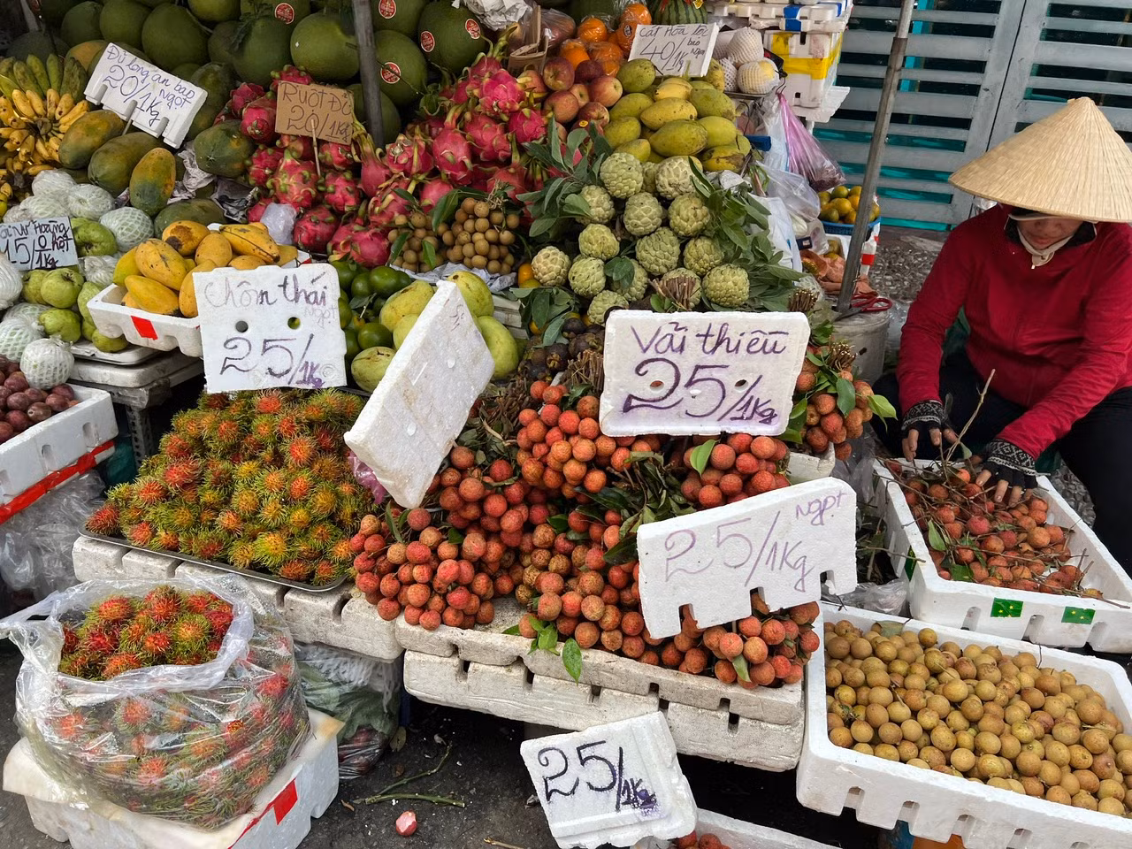 Vải thiều tươi giá chỉ 25.000 đồng/kg, rẻ bằng phân nửa năm ngoái