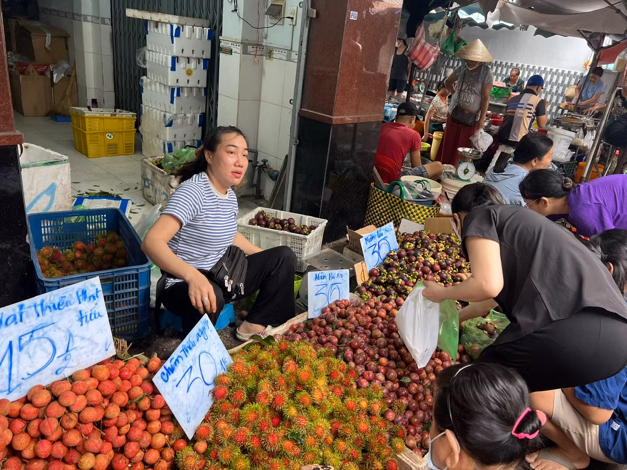 Đa số, vải thiểu bán tại các chợ trung tâm có giá nhỉnh hơn đôi chút nhưng cũng chỉ tầm 30.000 đồng/kg, còn tại chợ vùng ven ở TPHCM thì đại hạ giá, chỉ 15.000 - 20.000 đồng/kg