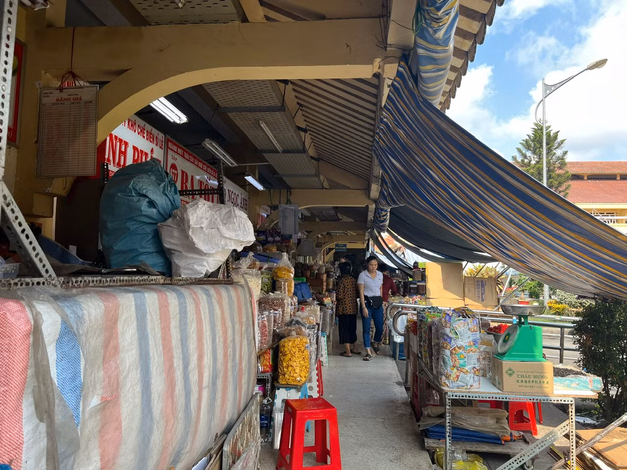 Chợ Bình Tây (quận 6), khu chợ chuyên cung cấp sỉ các loại bánh kẹo đi khắp các tỉnh, thành. Tiểu thương thường tận dụng ngày cuối tuần để bán hàng vì người dân được nghỉ làm và tranh thủ đi chợ mua sắm. Tuy nhiên, nhiều quầy hàng đóng sạp vì cuối tuần người dân không còn đi chợ nhiều như trước.