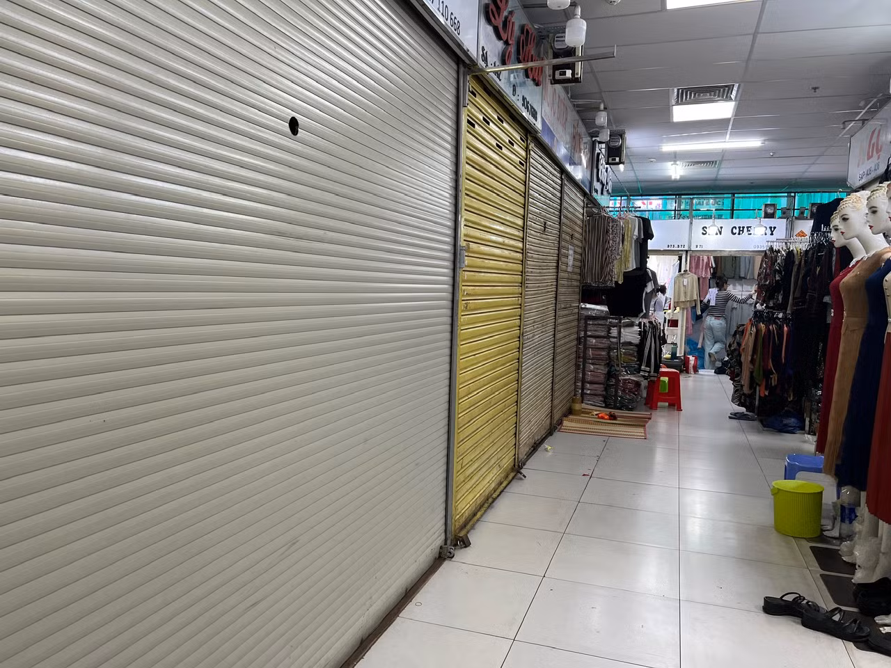 Kinh doanh ế ẩm, nhiều tiểu thương không trụ nổi đã đóng sạp nghỉ bán, treo bảng cho thuê - sang sạp hàng loạt. Nhưng nhiều nơi đã treo bảng cả năm vẫn không có người hỏi.