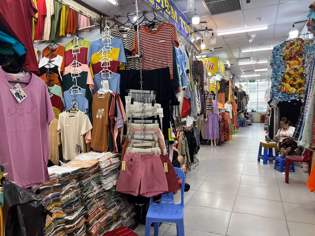 Chợ sạch đẹp, lắp máy lạnh mát rượi... nhưng không còn nhộn nhịp như trước đây. Khi hỏi đến sức mua, nhiều tiểu thương lắc đầu: "Ế lắm nên cũng không muốn than thở nữa, càng lúc càng vắng khách hơn. Bây giờ bán được tới đâu thì bán".