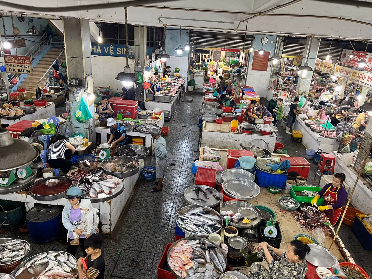 Khu kinh doanh thực phẩm tươi sống tại chợ An Đông cũng không khấm khá hơn. Trong giờ cao điểm chợ trưa ngày 11/5, thịt cá tại khu vực này vẫn còn đầy sạp, tiểu thương ngồi không trông ngóng từng khách đến chợ...