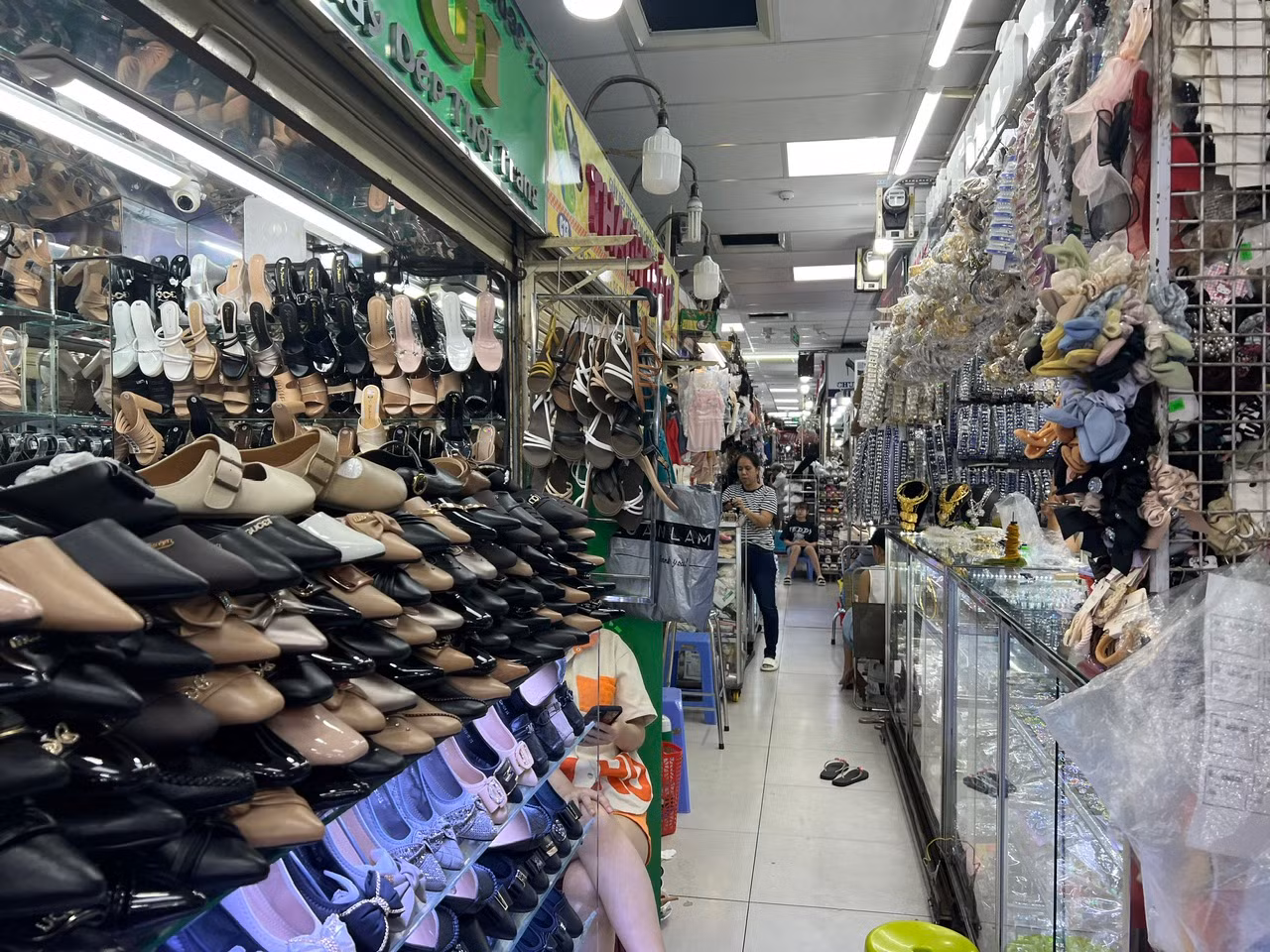 Khu vực kinh doanh giày dép, phụ kiện thời trang tóc bày hàng ê hề nhưng không có khách