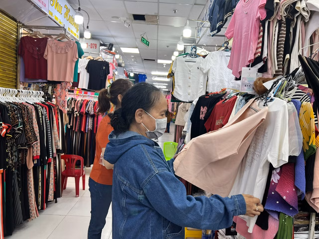 Hiếm hoi mới có vài khách đến mua hàng làm tiểu thương mừng rơn. "Dù bây giờ có thể ngồi nhà mua hàng online, giá cả rất rẻ lại giao hàng tận nơi nhưng tôi thích đi chợ để được tự tay lựa chọn hơn" - bà Mơ (65 tuổi, ngụ quận Bình Tân) cho biết.