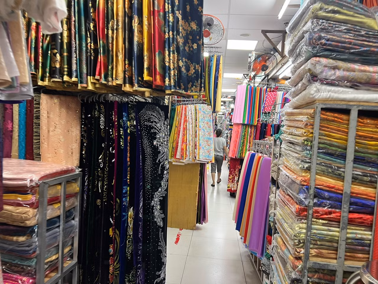 Sạp hàng vải áo dài còn đìu hiu hơn. "Bây giờ người ta mua áo dài may sẵn bày bán đầy trên mạng, giá chỉ khoảng 200.000 đồng/bộ. Nếu may một bộ áo dài, chỉ tính riêng tiền vải đã khoảng 300.000 - 400.000 đồng. Vì vậy, khách không chuộng may đo nữa. Có khi ngồi cả ngày không bán được xấp vải nào" - chị Thủy (tiểu thương chợ An Đông) cho biết.