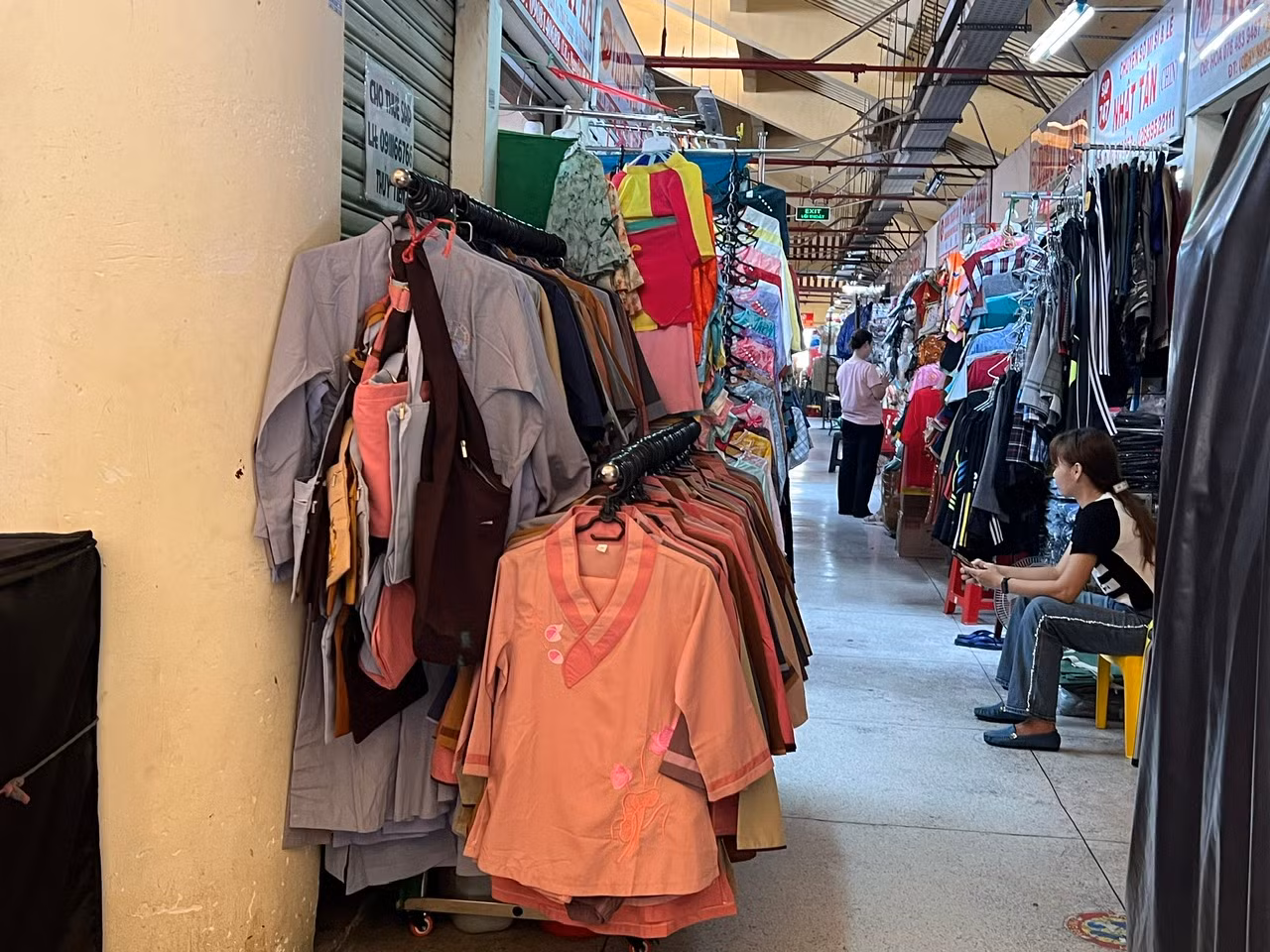 Nhiều chợ truyền thống như Bà Chiểu, Thị Nghè (quận Bình Thạnh), Tân Định (quận 1), Vườn Chuối (quận 3), Hòa Hưng (quận 10)... tiểu thương ngồi buồn tênh. "Bán không ai mua nhưng ngày nào chúng tôi cũng dọn hàng, bởi đây không chỉ là công việc mưu sinh mà còn là tình cảm với chợ. Một ngày không ra chợ, không dọn hàng lại thấy nhớ" - bà Minh (70 tuổi) đã gắn hầu hết cuộc đời mình với chợ bộc bạch.