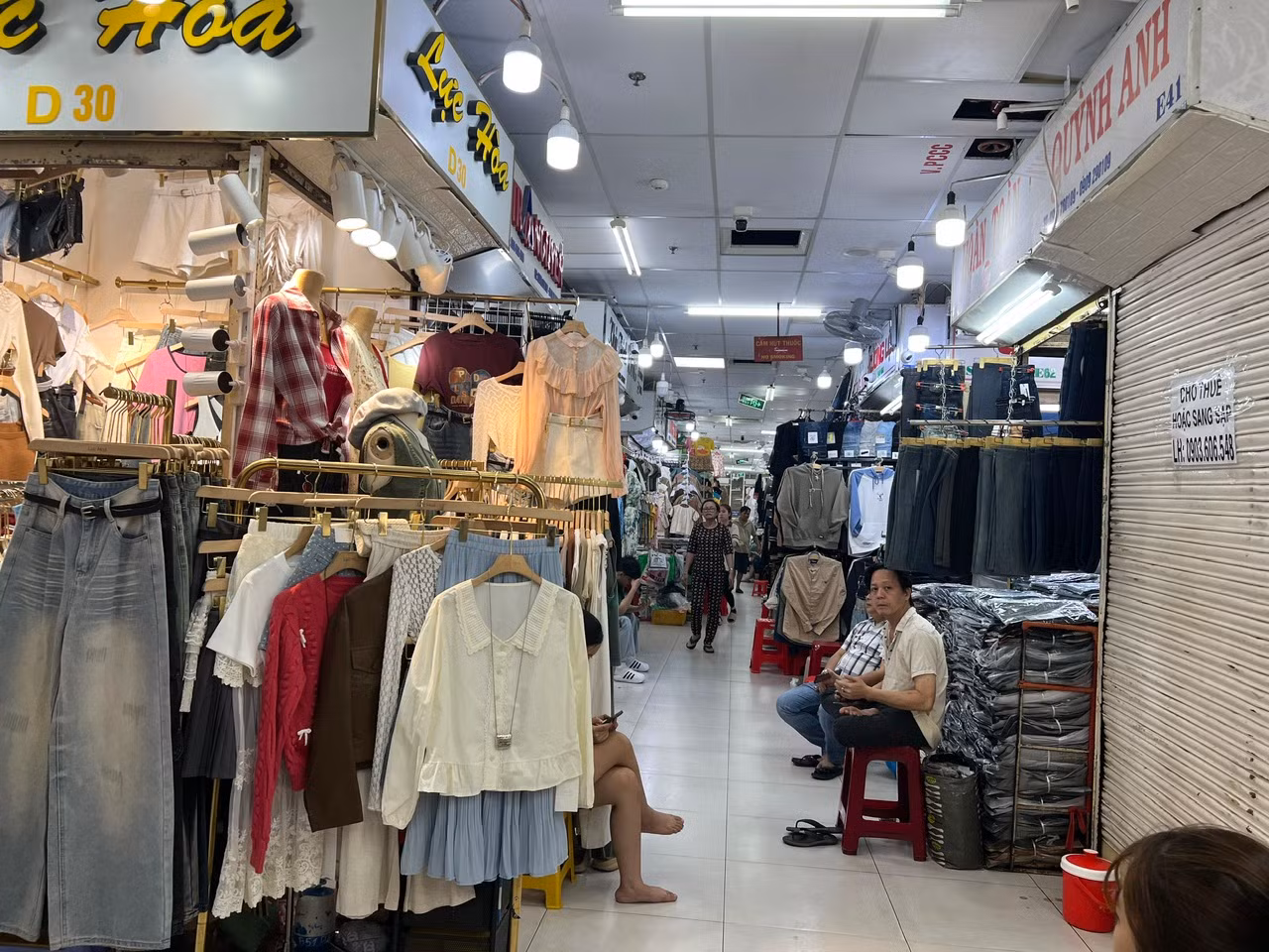 Đồ đẹp, giá tốt nhưng chợ An Đông hiện nay luôn trong tình trạng thưa vắng người mua. Tiểu thương dọn hàng, sau đó ngồi lướt điện thoại hoặc tám chuyện cho hết ngày
